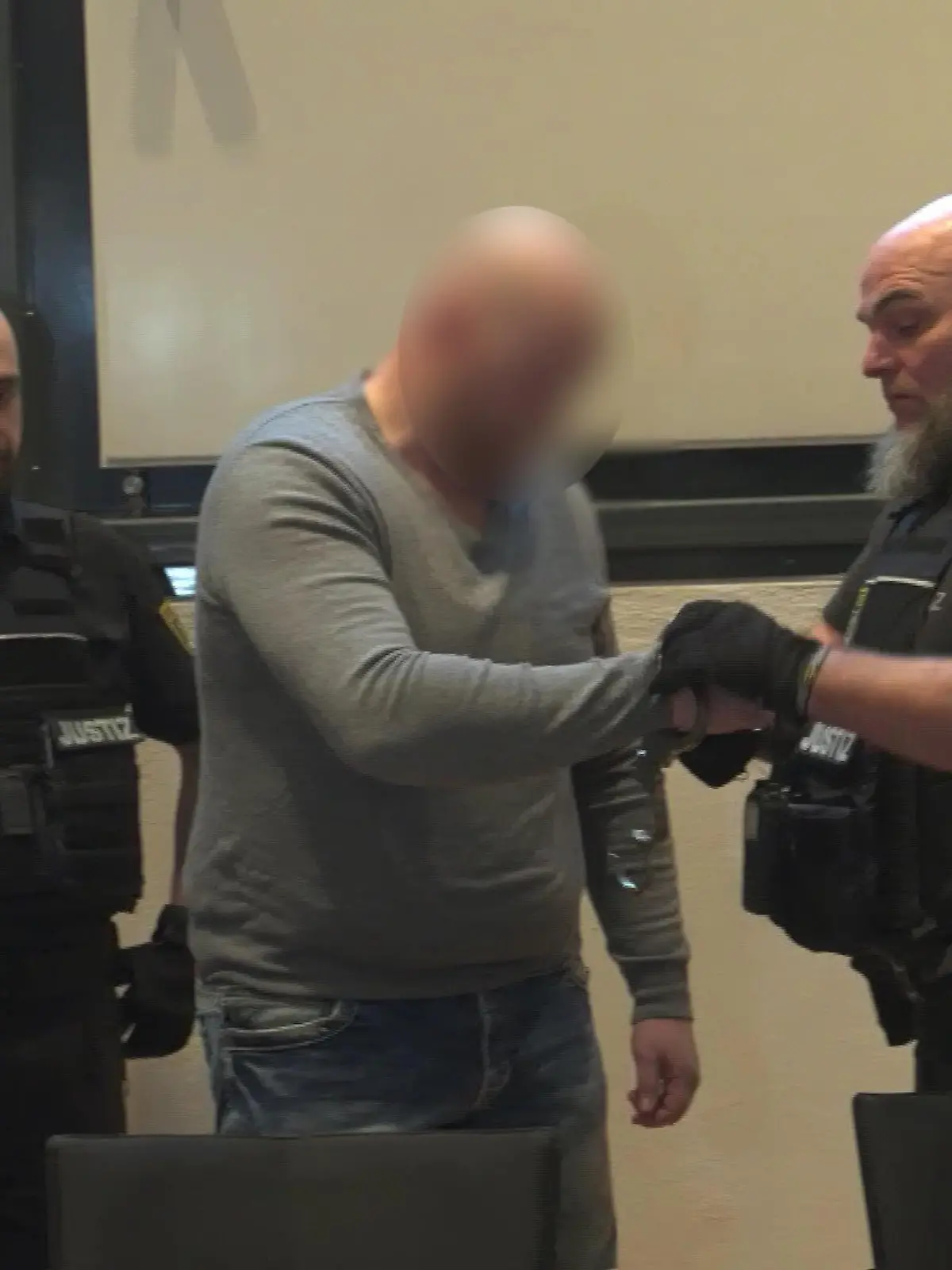 Fabian S. soll seine ehemalige Nachbarin erschlagen haben, ihm droht eine lebenslange Haftstrafe.