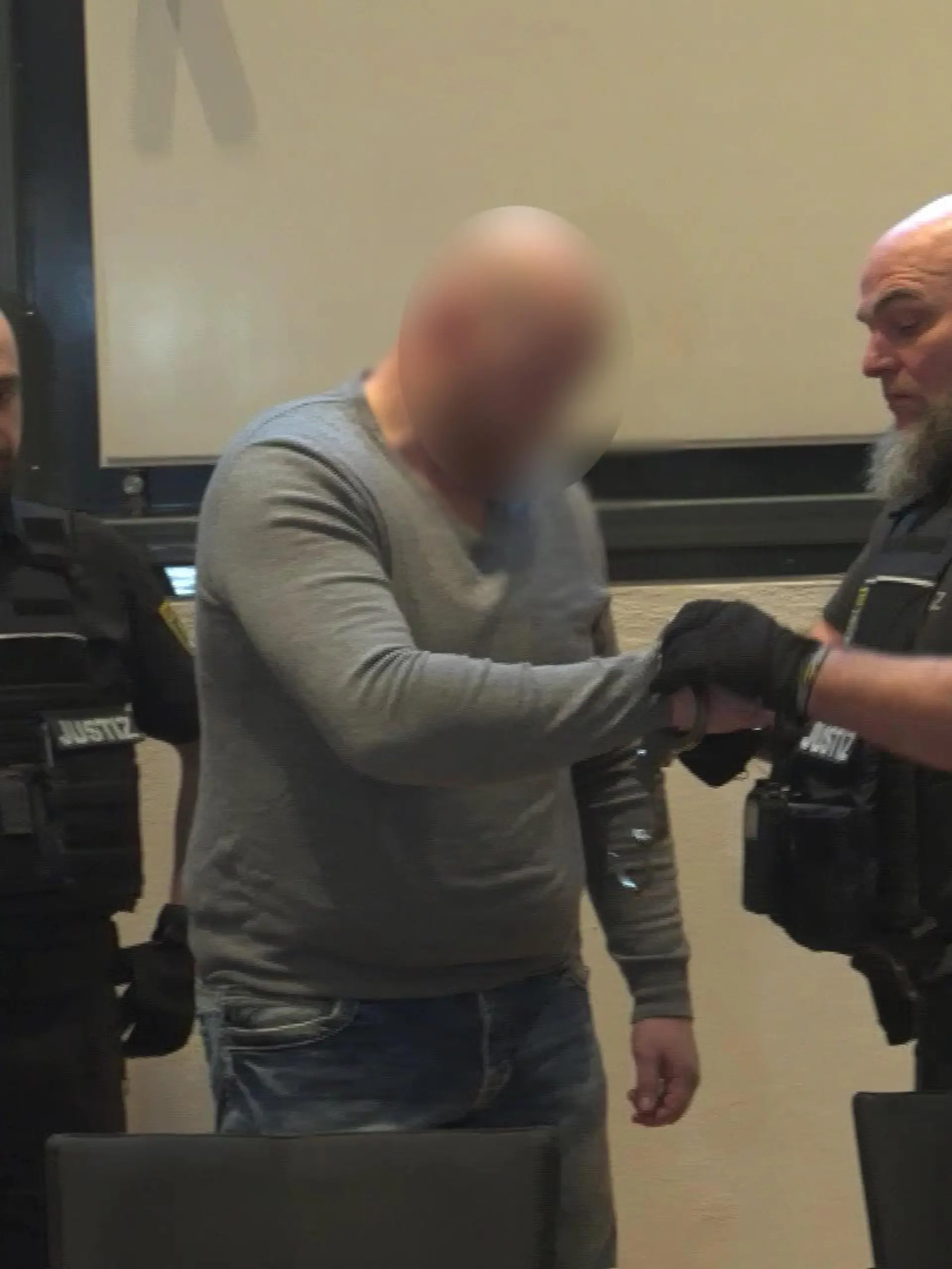 Fabian S. soll seine ehemalige Nachbarin erschlagen haben, ihm droht eine lebenslange Haftstrafe.