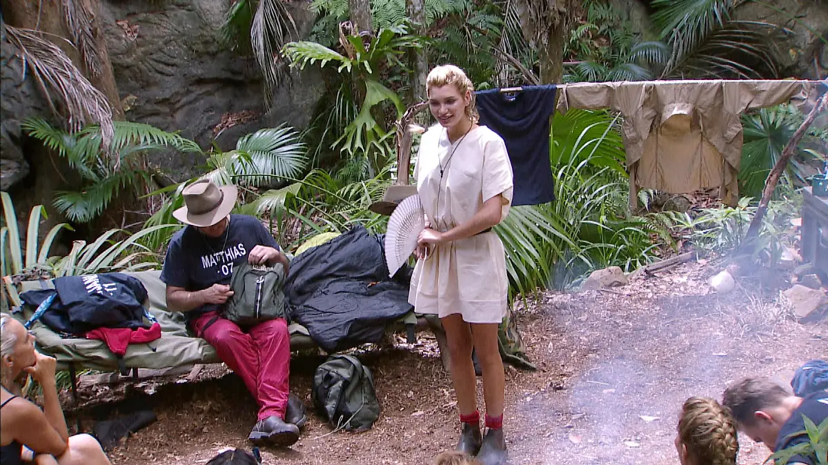 Tag 6 im Camp. Giuliana Farfalla verkündet ihren Mitcampern das sie freiwillig das Camp verlässt.

Die Verwendung des Materials der Mediengruppe RTL ist nur zur redaktionellen Berichterstattung im Zusammenhang mit der Sendung unter Angabe der Credits/Quellenangabe und Beachtung der unter http://kommunikation.mediengruppe-rtl.de genannten AGB erlaubt.