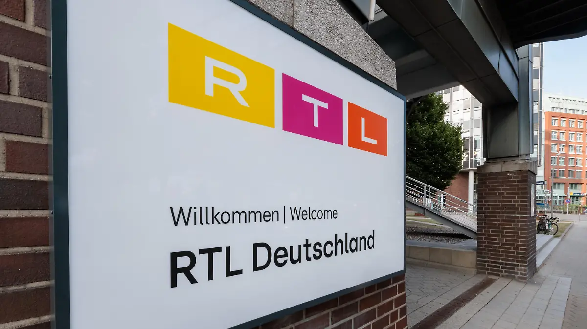 Am Gruner + Jahr-Verlagshaus am Baumwall hängt das Logo von RTL Deutschland. Das Zusammengehen von RTL und Gruner + Jahr ist am Hamburger Verlagsstandort nun auch an der Fassade abzulesen.