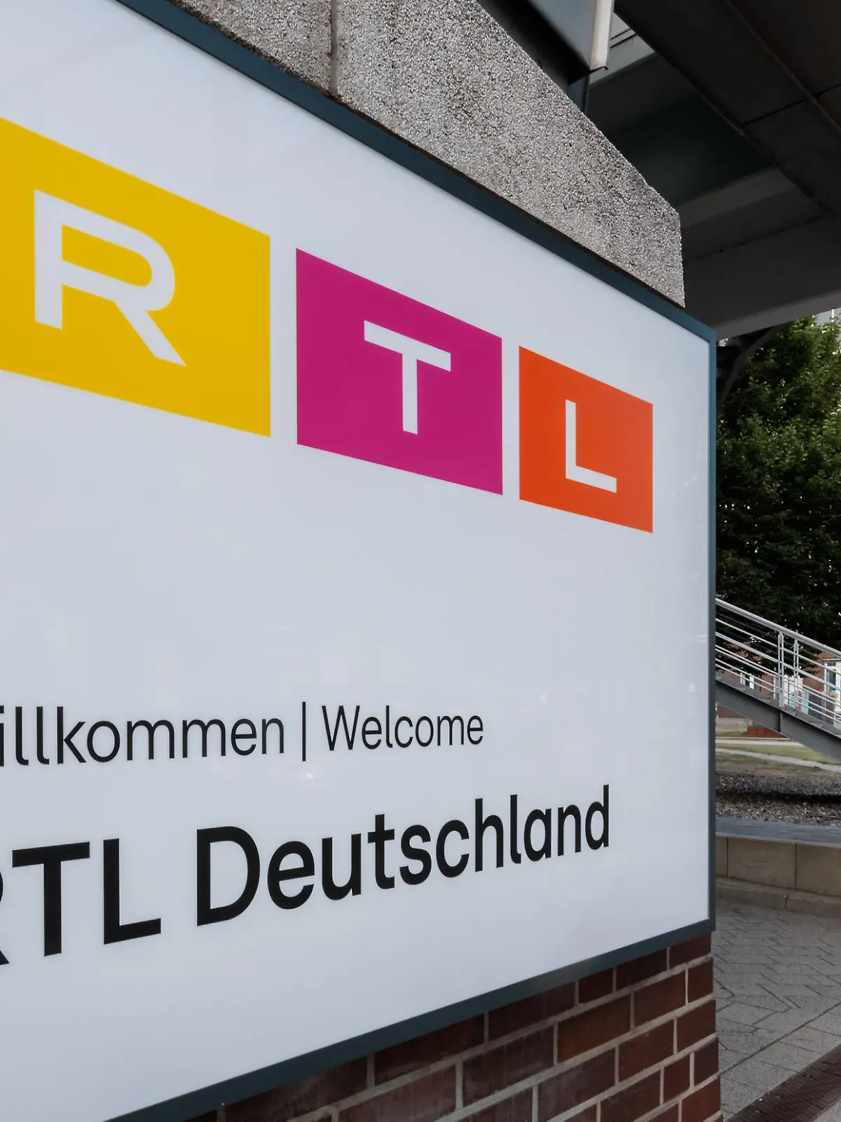 Am Gruner + Jahr-Verlagshaus am Baumwall hängt das Logo von RTL Deutschland. Das Zusammengehen von RTL und Gruner + Jahr ist am Hamburger Verlagsstandort nun auch an der Fassade abzulesen.