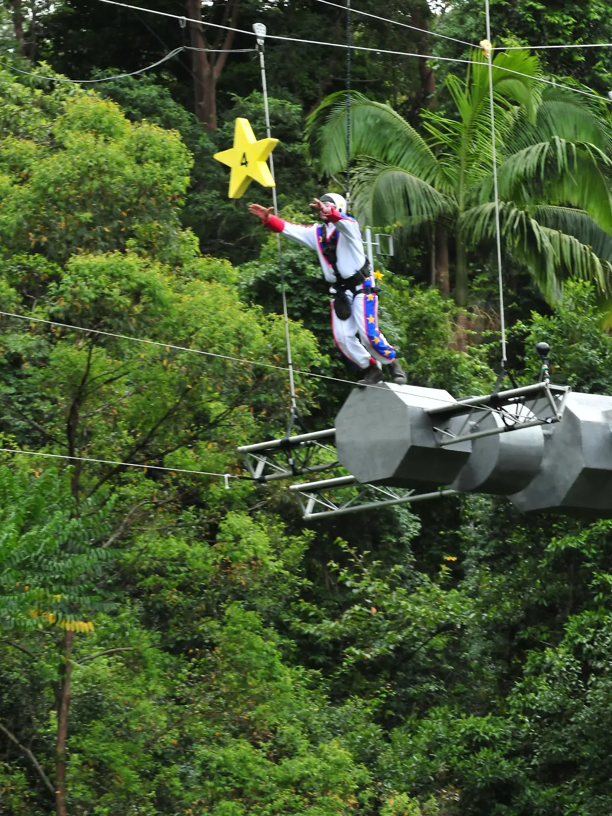 Tag 6 - Dschungelprüfung "Raumstation Murwillumbah" mit Matthias Mangiapane. ." Mit einem Schrei überwindet Matthias Mangiapane seine Ängste, springt, packt den großen Stern und behält ihn in den Armen." Er schreit vor Freude: "Wieder geschafft!" 