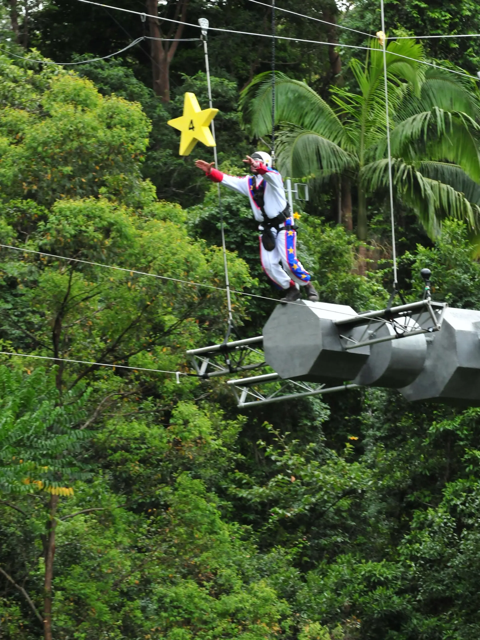 Tag 6 - Dschungelprüfung "Raumstation Murwillumbah" mit Matthias Mangiapane. ." Mit einem Schrei überwindet Matthias Mangiapane seine Ängste, springt, packt den großen Stern und behält ihn in den Armen." Er schreit vor Freude: "Wieder geschafft!" 