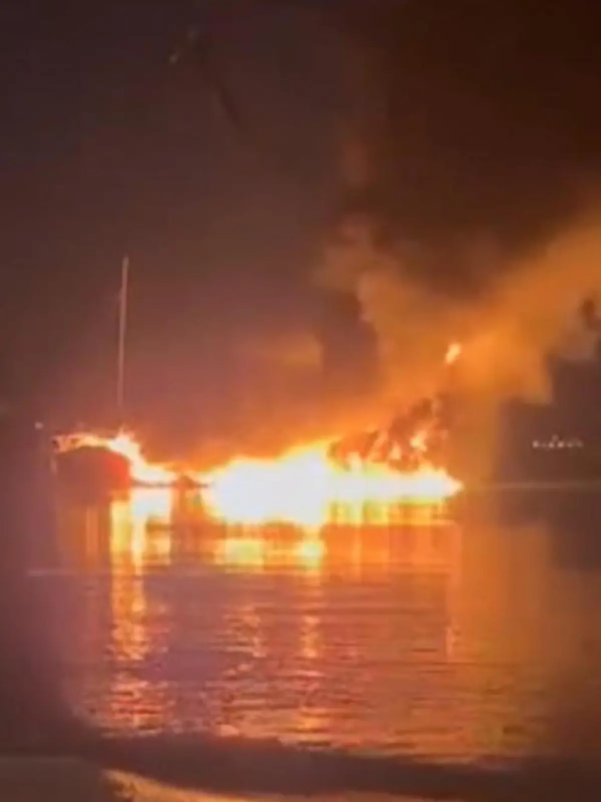 Die zweimotorige "Silver Star" ging etwa 50 Meter vor dem Bang-Rak-Pier plötzlich in Flammen auf und sinkt. Glücklicherweise wurde niemand verletzt