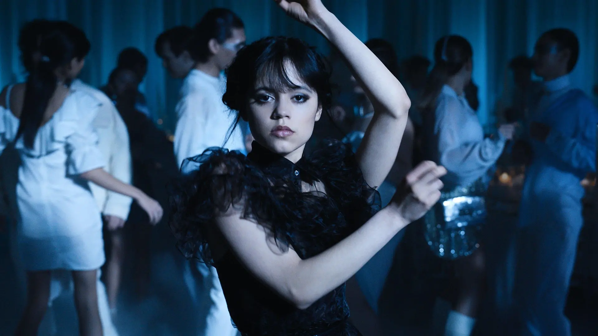 HANDOUT - 01.09.2022, USA, ---: ARCHIV - Jenna Ortega als Wednesday Addams in einer Tanzszene der Episode 104 der Netflix-Serie «Wednesday» (undatiert). Streaminganbieter Netflix betonte am Dienstagabend (27.12.2022) MEZ), dass fünf seiner zehn beliebtesten englischsprachigen Serien überhaupt 2022 ihre Premiere hatten. Dazu gehört auch die Comedy-Horror-Serie «Wednesday». (zu dpa "Netflix-Jahresbilanz: Deutsche Produktionen in globalen Top 10") Foto: -/W Courtesy of Netflix © 2022/dpa - ACHTUNG: Nur zur redaktionellen Berichterstattung über die Serie und nur mit vollständiger Nennung des vorstehenden Credits +++ dpa-Bildfunk +++