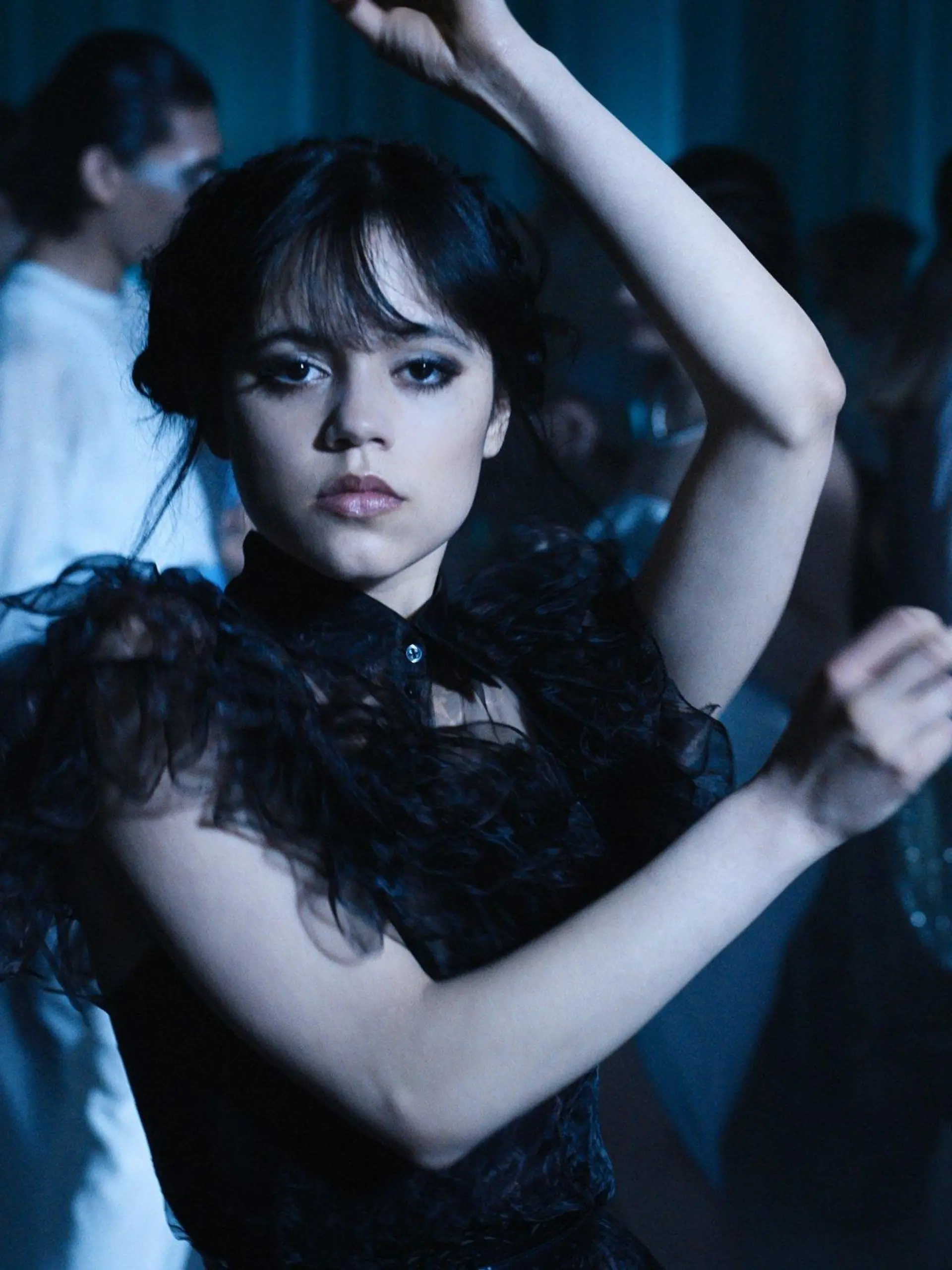 HANDOUT - 01.09.2022, USA, ---: ARCHIV - Jenna Ortega als Wednesday Addams in einer Tanzszene der Episode 104 der Netflix-Serie «Wednesday» (undatiert). Streaminganbieter Netflix betonte am Dienstagabend (27.12.2022) MEZ), dass fünf seiner zehn beliebtesten englischsprachigen Serien überhaupt 2022 ihre Premiere hatten. Dazu gehört auch die Comedy-Horror-Serie «Wednesday». (zu dpa "Netflix-Jahresbilanz: Deutsche Produktionen in globalen Top 10") Foto: -/W Courtesy of Netflix © 2022/dpa - ACHTUNG: Nur zur redaktionellen Berichterstattung über die Serie und nur mit vollständiger Nennung des vorstehenden Credits +++ dpa-Bildfunk +++