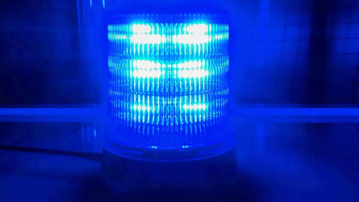  31.03.2020, Berlin, GER - Blaulicht. 110, 112, Alltag, Ambulanz, Arzt, Berlin, Blaulicht, deutsch, Deutschland, Drehlicht, Europa, europaeisch, Feuerwehr, Gesellschaft, Helfer, innen, Innenaufnahme, Kennleuchte, Lampe, Leuchte, leuchtend, niemand, Notarzt, Polizei, QF, Querformat, Rettungsdienst, Rettungswesen, RKL, Rundumkennleuchte, Signal, Signallampe, Signalleuchte, Symbol, Symbolfoto, Symbolik, symbolisch, Warnsignal, Westeuropa, Wirtschaft 200331D628BERLIN.JPG *** 31 03 2020, Berlin, GER Blaulicht 110, 112, everyday life, ambulance, doctor, Berlin, blue light, german, germany, rotating light, europe, european, fire brigade, society, helpers, indoor, indoor, indoor, beacon, lamp, light, luminous, nobody, emergency physician, police, QF, landscape, rescue, ambulance, RKL, rotating beacon, signal, signal lamp, signal light, symbol,