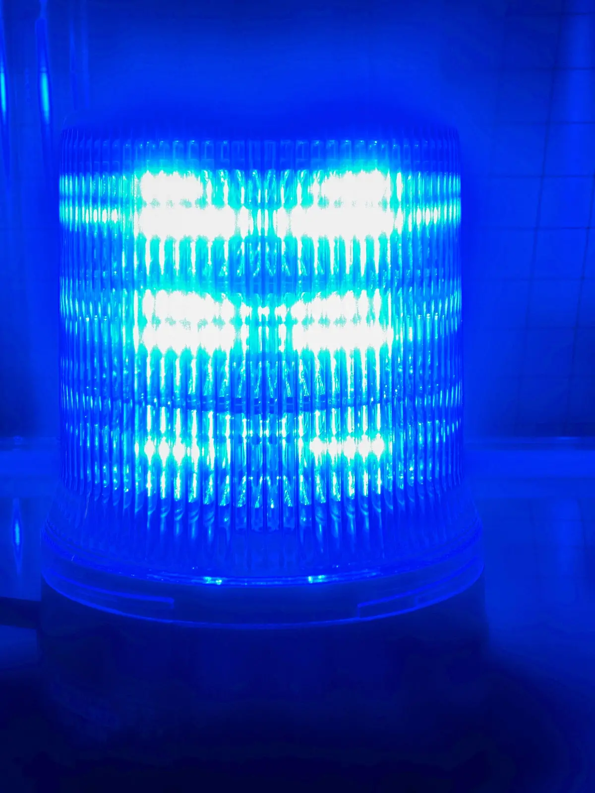  31.03.2020, Berlin, GER - Blaulicht. 110, 112, Alltag, Ambulanz, Arzt, Berlin, Blaulicht, deutsch, Deutschland, Drehlicht, Europa, europaeisch, Feuerwehr, Gesellschaft, Helfer, innen, Innenaufnahme, Kennleuchte, Lampe, Leuchte, leuchtend, niemand, Notarzt, Polizei, QF, Querformat, Rettungsdienst, Rettungswesen, RKL, Rundumkennleuchte, Signal, Signallampe, Signalleuchte, Symbol, Symbolfoto, Symbolik, symbolisch, Warnsignal, Westeuropa, Wirtschaft 200331D628BERLIN.JPG *** 31 03 2020, Berlin, GER Blaulicht 110, 112, everyday life, ambulance, doctor, Berlin, blue light, german, germany, rotating light, europe, european, fire brigade, society, helpers, indoor, indoor, indoor, beacon, lamp, light, luminous, nobody, emergency physician, police, QF, landscape, rescue, ambulance, RKL, rotating beacon, signal, signal lamp, signal light, symbol,