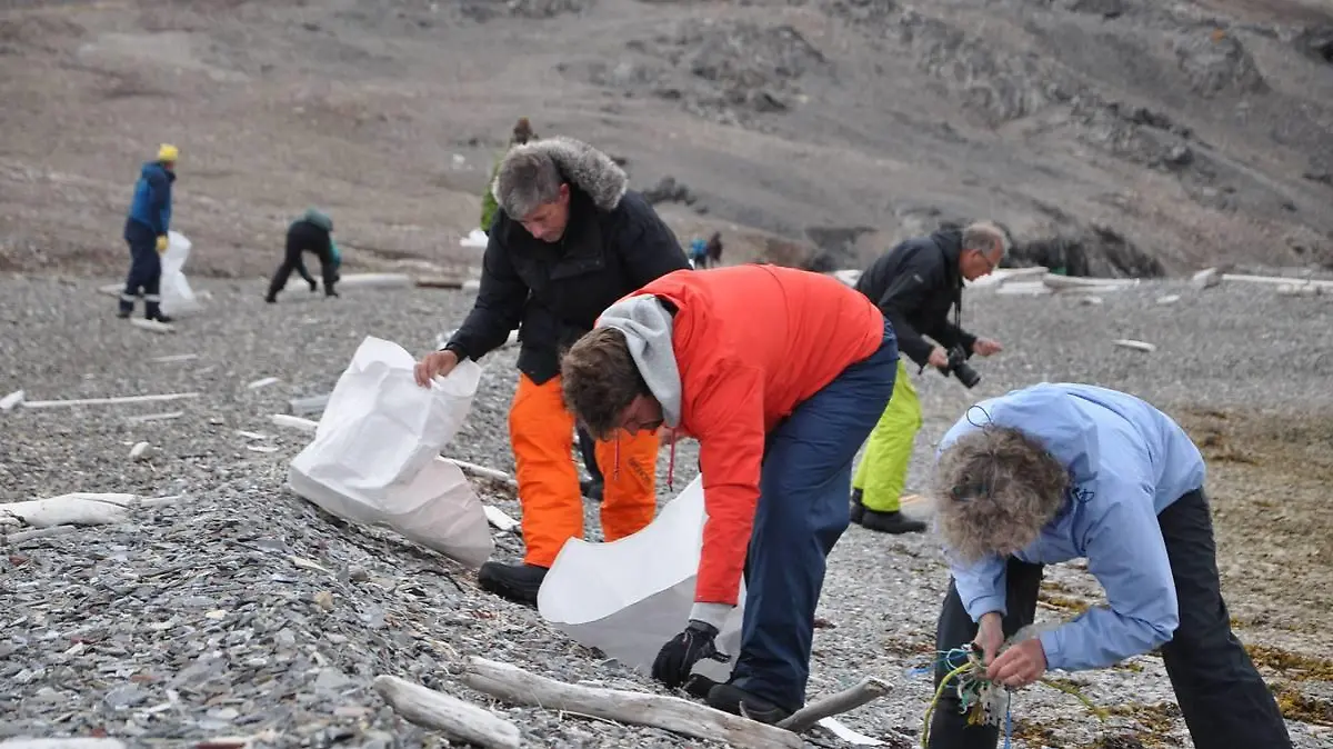 Arktis-Touristen sammeln über fünf Jahre den Müll an der Küste von Spitzbergen.