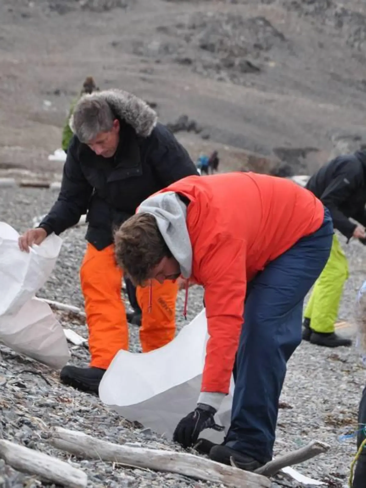 Arktis-Touristen sammeln über fünf Jahre den Müll an der Küste von Spitzbergen.