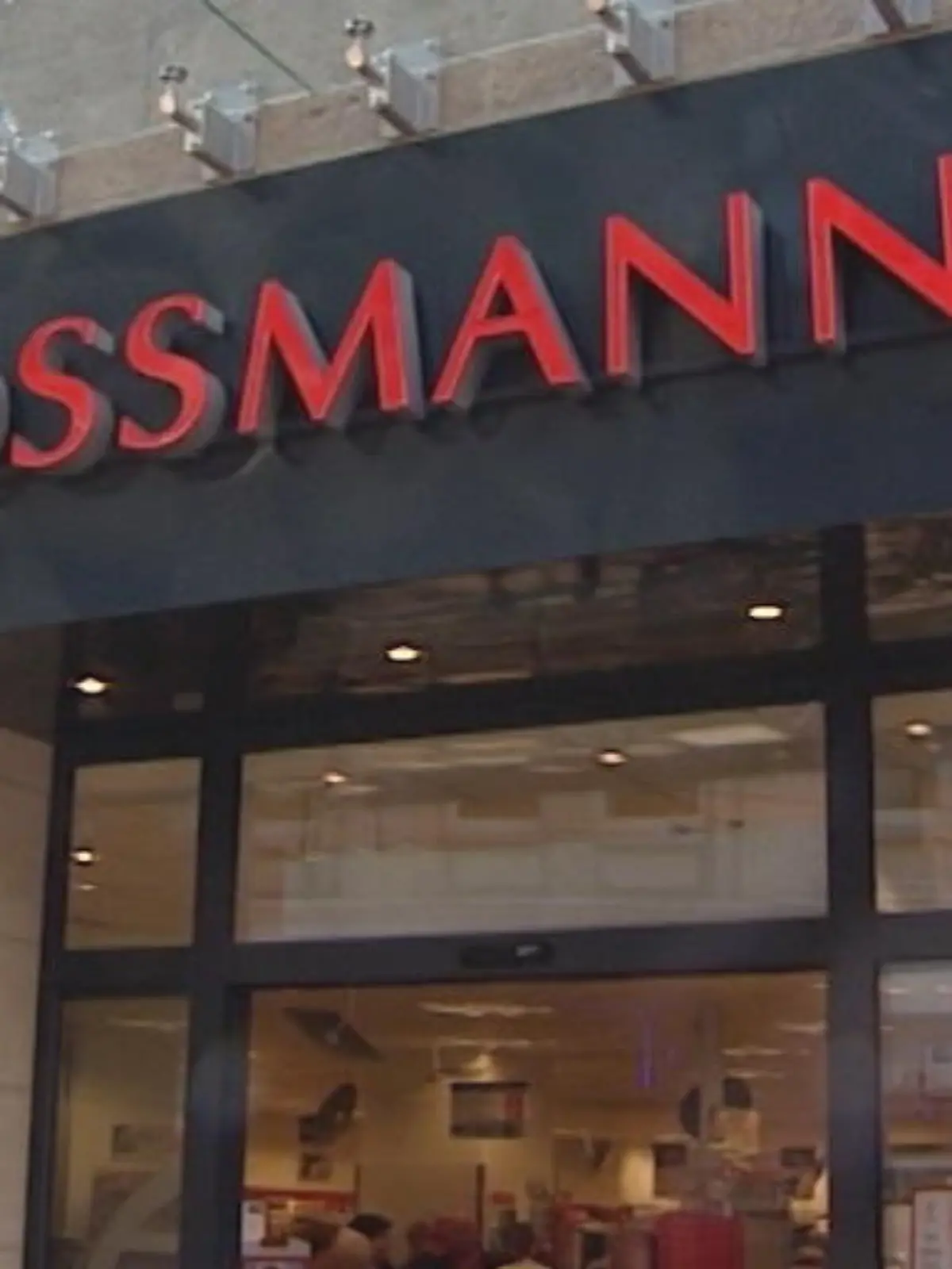 Bild zu: "Rossmann ruft ISANA-Augencreme zurück"