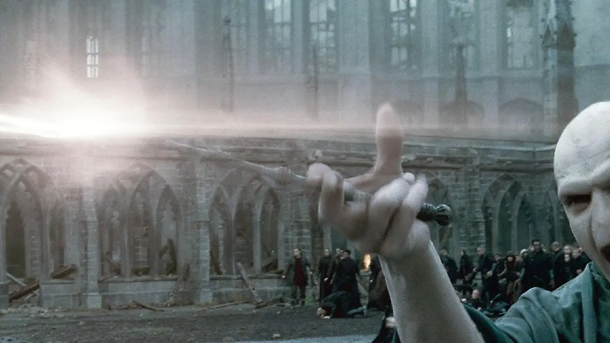 Im Innenhof von Hogwarts kommt es zum finalen Duell zwischen Lord Voldemort (Ralph Fiennes) und seinem jungen Gegner...