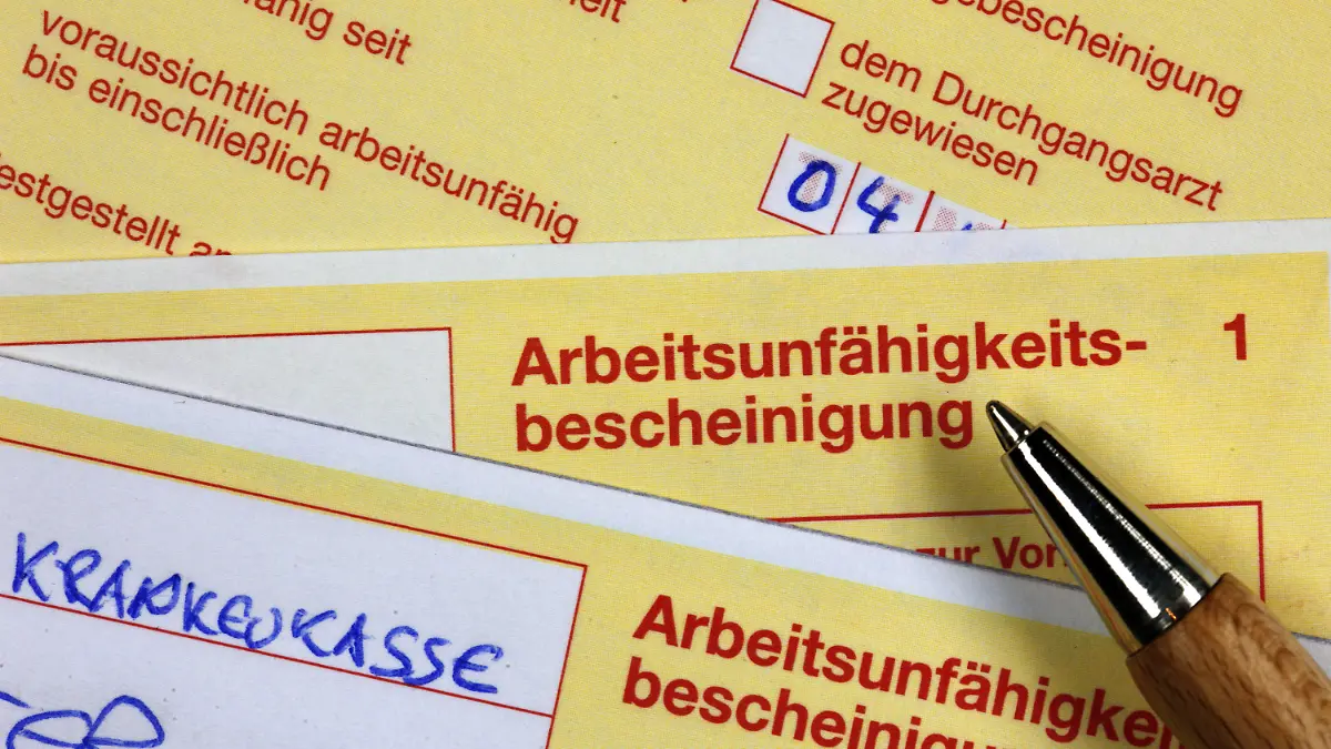 ILLUSTRATION - ARCHIV - Arbeitsunfähigkeitsbescheinigungen liegen am 12.10.2009 auf einem Schreibtisch in Schwerin. Das Bundesarbeitsgericht entscheidet am Mittwoch (14.11.) darüber, ob Arbeitgeber von ihren Mitarbeitern bereits am ersten Tag der Krankmeldung ein ärztliches Attest verlangen dürfen. Foto: Jens Büttner/dpa +++(c) dpa - Bildfunk+++
