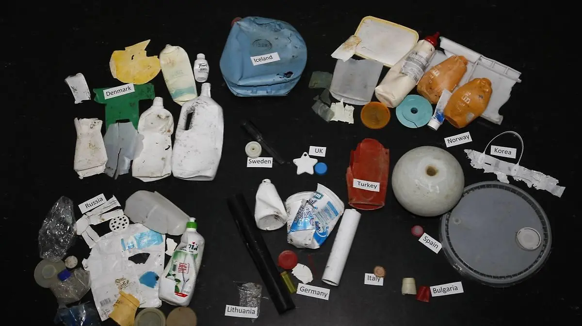 Kronkorken, Hamburgersauce und Spülmittelverpackungen aus aller Welt werden in Spitzbergen angeschwemmt.
