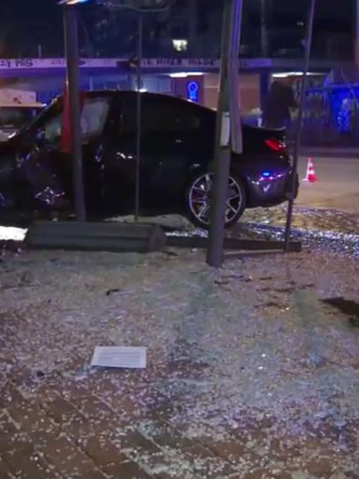 Auf St.Pauli hat es am Montagabend gekracht - ein BMW M3 ist nur noch Schrott