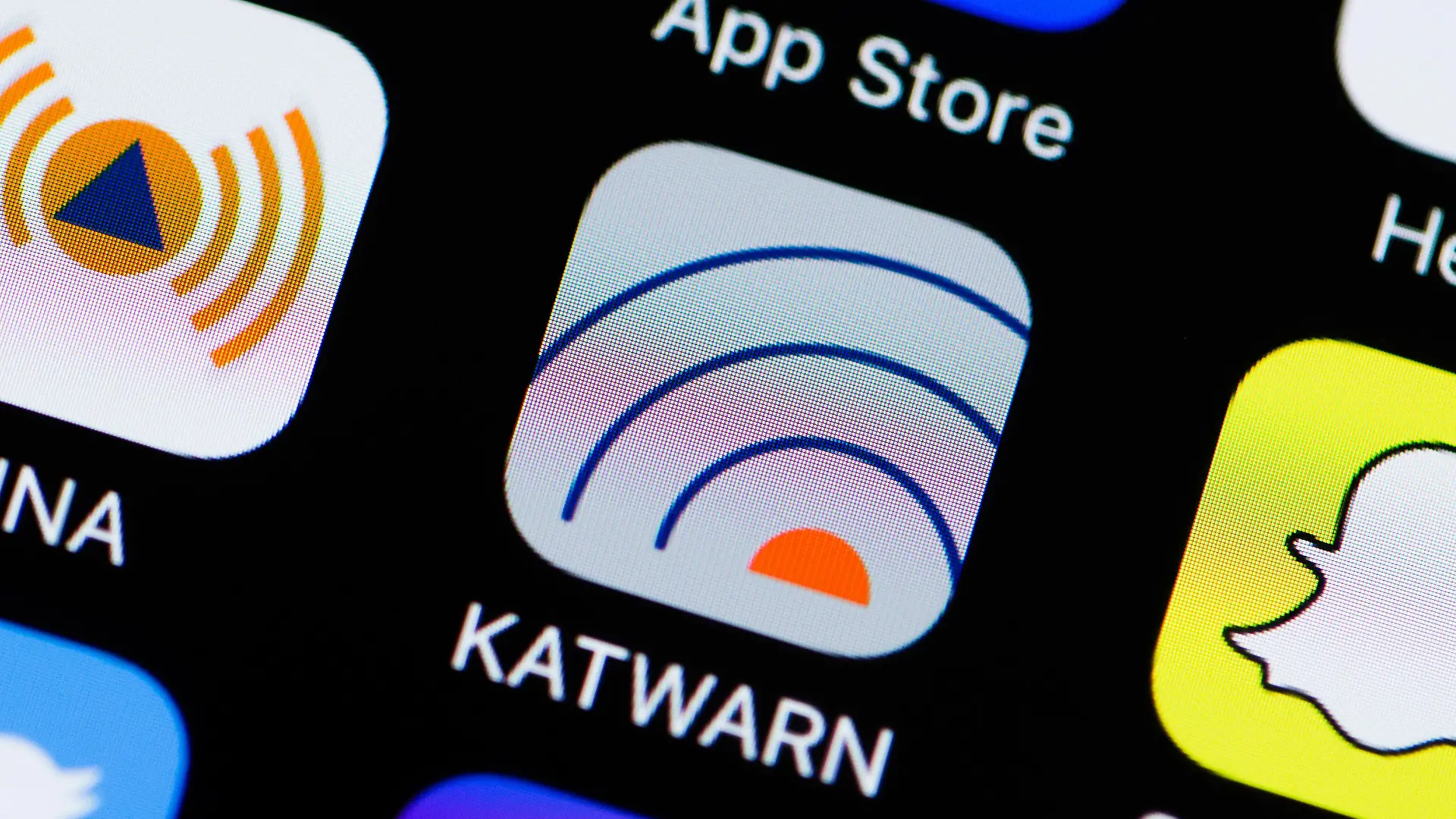 ARCHIV - ILLUSTRATION - Die Notfall-App «KATWARN», aufgenommen am 26.07.2016 auf einem iPhone 6 in Köln (Nordrhein-Westfalen). (zu dpa «Warnungen vor Katastrophen: Handy-App erreicht 475 000 Hessen» vom 08.01.2018) Foto: Rolf Vennenbernd/dpa +++(c) dpa - Bildfunk+++