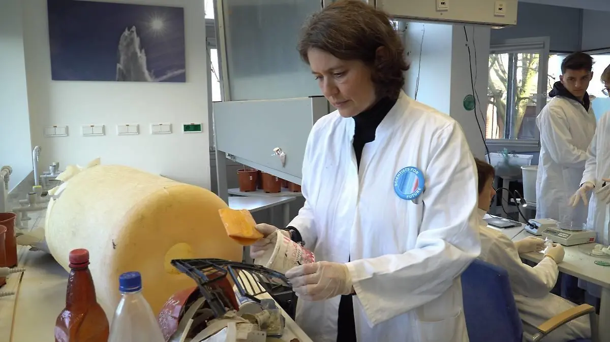 AWI-Wissenschaftlerin Melanie Bergmann und ihr Team untersuchen Plastikmüll auf seine Herkunft.