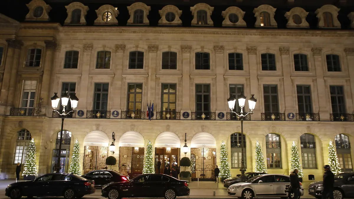 ©PHOTOPQR/LE PARISIEN/Olivier Corsan - Paris 10/01/2018 ; Façade de l'hôtel Le Ritz place vendome à Paris qui aurait été victime ce soir d'un braquage à main armé. Braquage à la hache au Ritz ! Un vol à main armée a eu lieu ce mercredi soir vers 19 heures dans le célèbre palace de la place Vendôme, dans le Ier arrondissement de Paris. Plusieurs individus, dont au moins un muni d_une hache, ont fait irruption dans l_hôtel 5 étoiles. Ils ciblaient les vitrines de location des bijoutiers et maroquiniers de luxe situées dans le hall de l_hôtel. ARCHIVES Targeting the Ritz! A robbery took place this Wednesday evening around 19 hours in the famous palace of the Place Vendome, in the 1st district of Paris. Several individuals, including at least one with an ax, roke into the 5-star hotel. They targeted the showcases for luxury jewelers and leather goods in the hotel lobby. Foto: Olivier Corsan/MAXPPP/dpa |