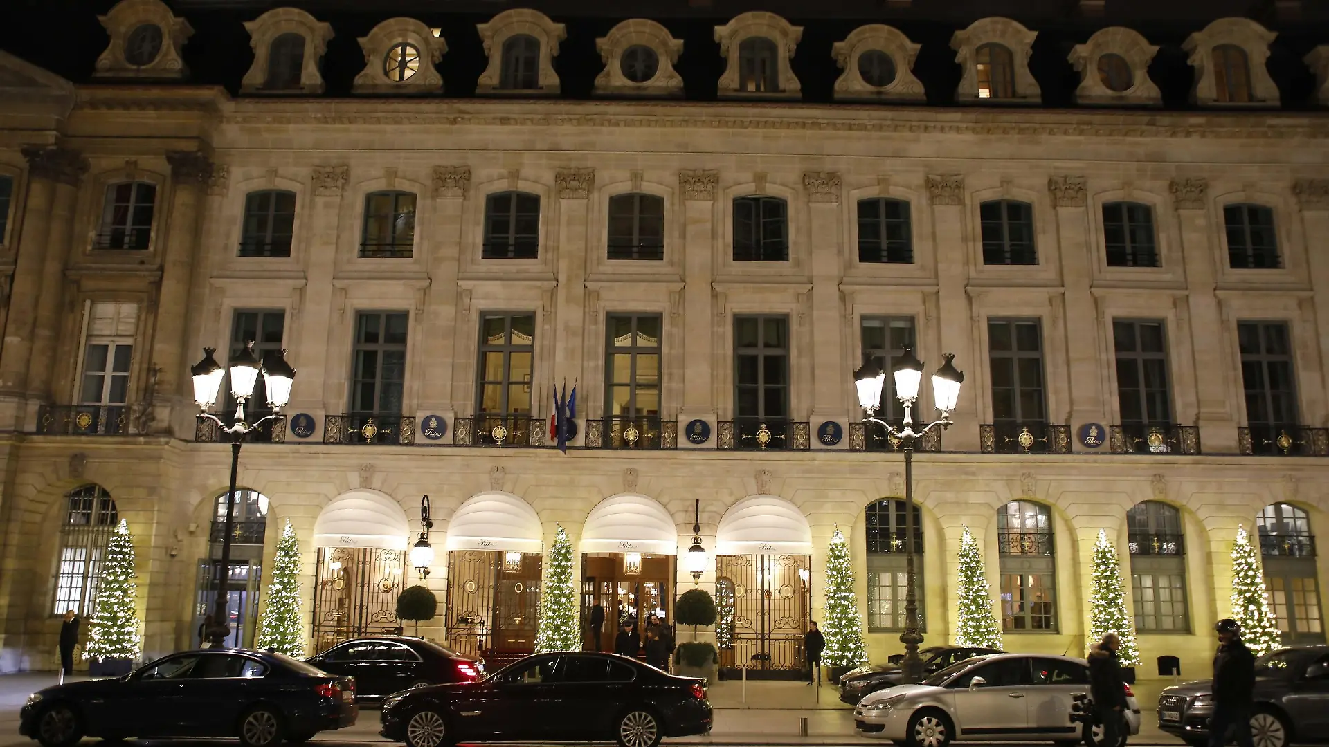 ©PHOTOPQR/LE PARISIEN/Olivier Corsan - Paris 10/01/2018 ; Façade de l'hôtel Le Ritz place vendome à Paris qui aurait été victime ce soir d'un braquage à main armé. Braquage à la hache au Ritz ! Un vol à main armée a eu lieu ce mercredi soir vers 19 heures dans le célèbre palace de la place Vendôme, dans le Ier arrondissement de Paris. Plusieurs individus, dont au moins un muni d_une hache, ont fait irruption dans l_hôtel 5 étoiles. Ils ciblaient les vitrines de location des bijoutiers et maroquiniers de luxe situées dans le hall de l_hôtel. ARCHIVES Targeting the Ritz! A robbery took place this Wednesday evening around 19 hours in the famous palace of the Place Vendome, in the 1st district of Paris. Several individuals, including at least one with an ax, roke into the 5-star hotel. They targeted the showcases for luxury jewelers and leather goods in the hotel lobby. Foto: Olivier Corsan/MAXPPP/dpa |