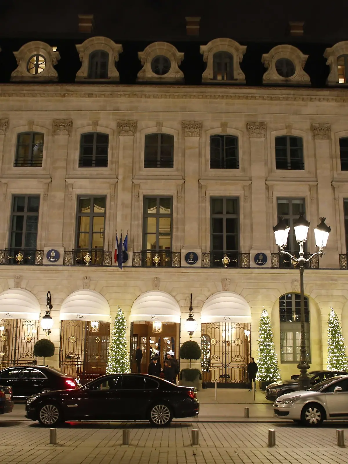 ©PHOTOPQR/LE PARISIEN/Olivier Corsan - Paris 10/01/2018 ; Façade de l'hôtel Le Ritz place vendome à Paris qui aurait été victime ce soir d'un braquage à main armé. Braquage à la hache au Ritz ! Un vol à main armée a eu lieu ce mercredi soir vers 19 heures dans le célèbre palace de la place Vendôme, dans le Ier arrondissement de Paris. Plusieurs individus, dont au moins un muni d_une hache, ont fait irruption dans l_hôtel 5 étoiles. Ils ciblaient les vitrines de location des bijoutiers et maroquiniers de luxe situées dans le hall de l_hôtel. ARCHIVES Targeting the Ritz! A robbery took place this Wednesday evening around 19 hours in the famous palace of the Place Vendome, in the 1st district of Paris. Several individuals, including at least one with an ax, roke into the 5-star hotel. They targeted the showcases for luxury jewelers and leather goods in the hotel lobby. Foto: Olivier Corsan/MAXPPP/dpa |