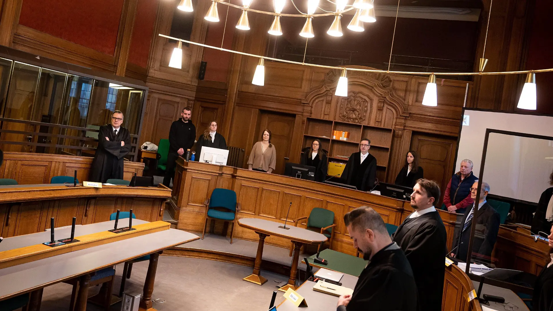 07.02.2023, Berlin: Der Prozesses nach der Todesfahrt in der Berliner Innenstadt mit einer Toten und zahlreichen Schwerverletzten beginnt. Der Deutsch-Armenier, nicht anwesend, soll am 8. Juni 2022 mit einem Auto auf dem Ku'damm und der Tauentzienstrasse mit Absicht in Fussgängergruppen gefahren sein. Die Berliner Staatsanwaltschaft wirft dem 29-Jährigen unter anderem vollendeten «Heimtückemord» sowie 16-fachen Mordversuch vor. Foto: Fabian Sommer/dpa +++ dpa-Bildfunk +++