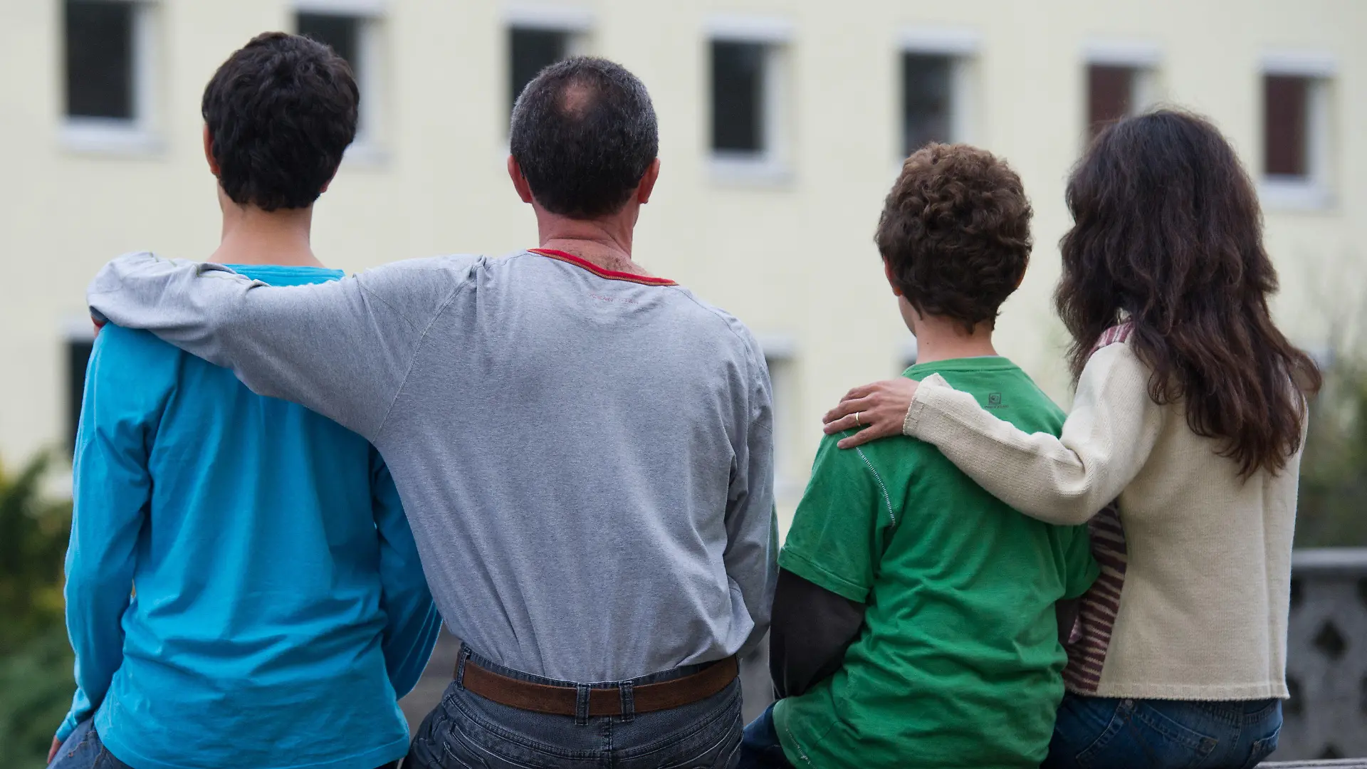 ARCHIV - Eine syrische Familie sitzt vor einem Asylwohnheim der Zentralen Ausländerbehörde des Landes Brandenburg am 22.10.2012 in Eisenhüttenstadt (Brandenburg). (zu dpa "Union drängt SPD zu Einigung über Familiennachzug noch im Januar" vom 09.01.2018) Foto: Patrick Pleul/dpa-Zentralbild/dpa +++(c) dpa - Bildfunk+++