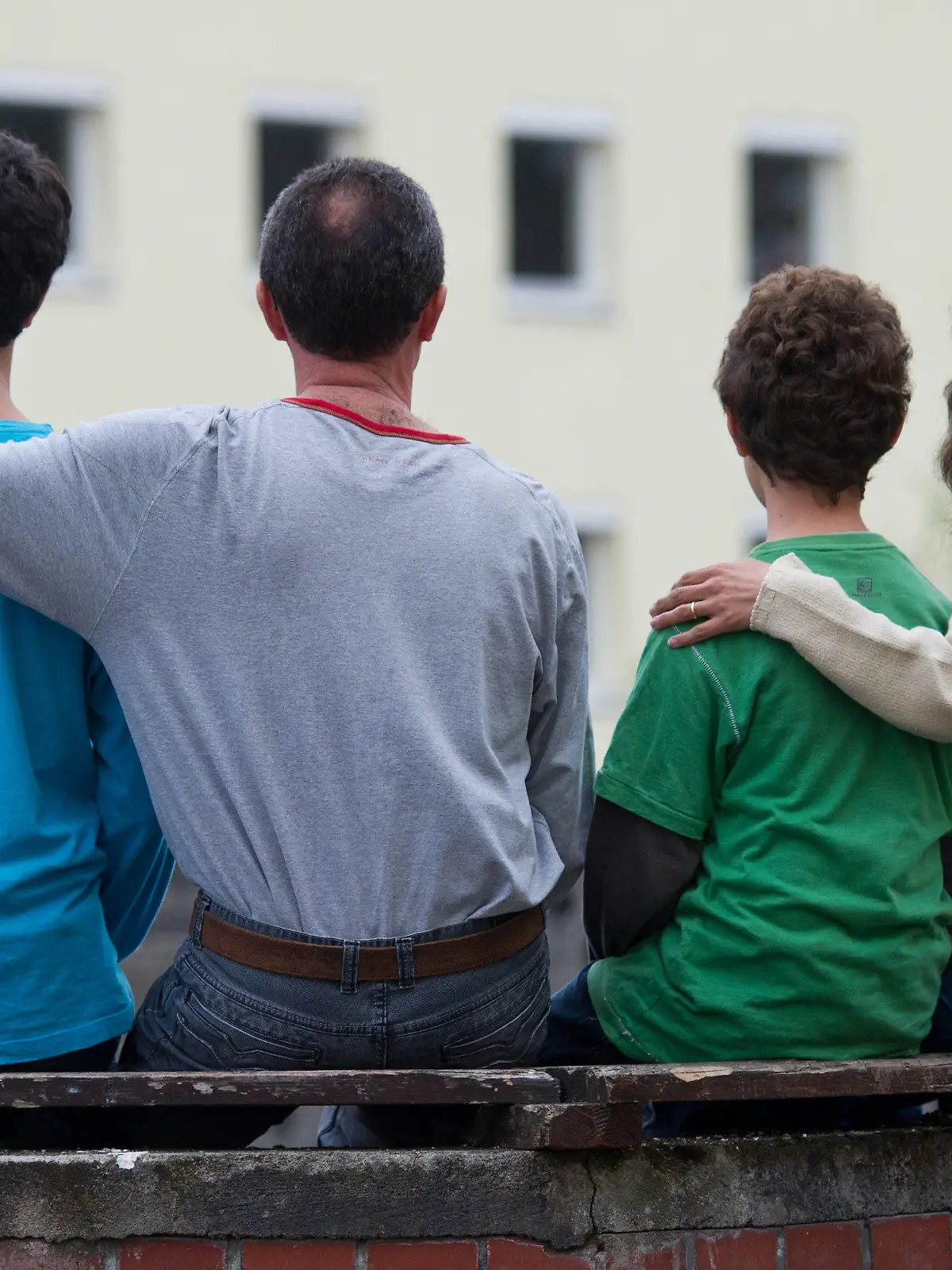 ARCHIV - Eine syrische Familie sitzt vor einem Asylwohnheim der Zentralen Ausländerbehörde des Landes Brandenburg am 22.10.2012 in Eisenhüttenstadt (Brandenburg). (zu dpa "Union drängt SPD zu Einigung über Familiennachzug noch im Januar" vom 09.01.2018) Foto: Patrick Pleul/dpa-Zentralbild/dpa +++(c) dpa - Bildfunk+++