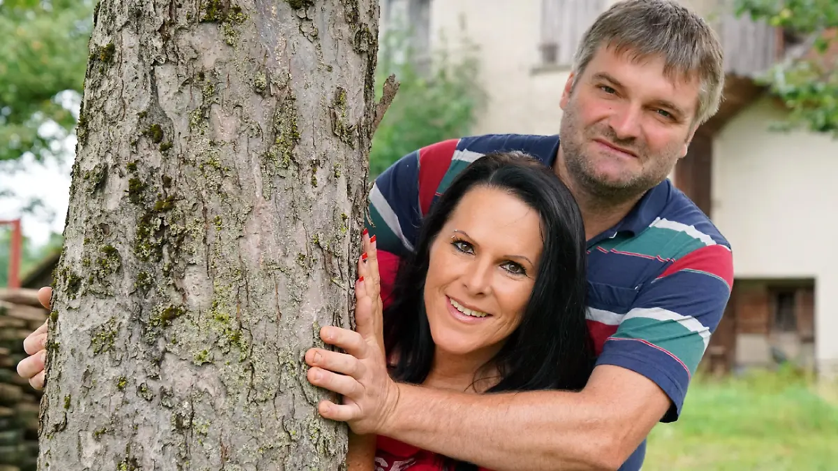 ACHTUNG: SPerrfrist für alle Medien bis Mo., 13.11.2017, 22.15 Uhr



Der sympathische Milchviehhalter Klaus Jürgen (44) vom Bodensee in Bayern und Christa (40, Bürokauffrau und Nageldesignerin) während der Hofwoche.