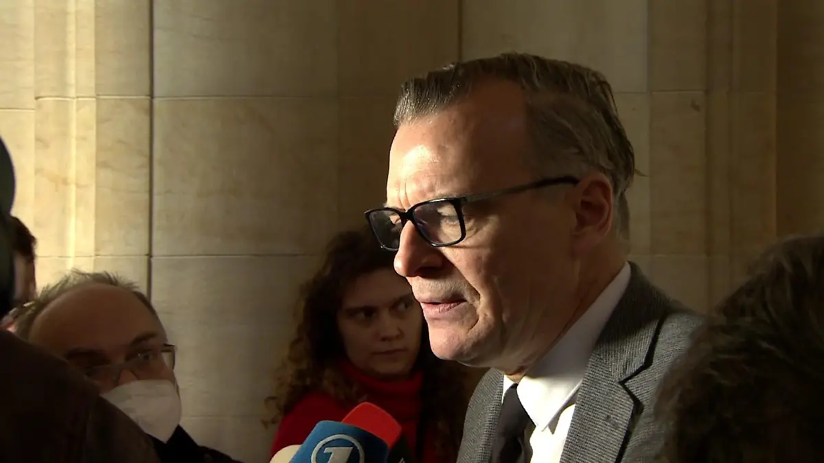 C. Mark Höfler, der Verteidiger von Gor H., im Gespräch mit Medienvertretern.