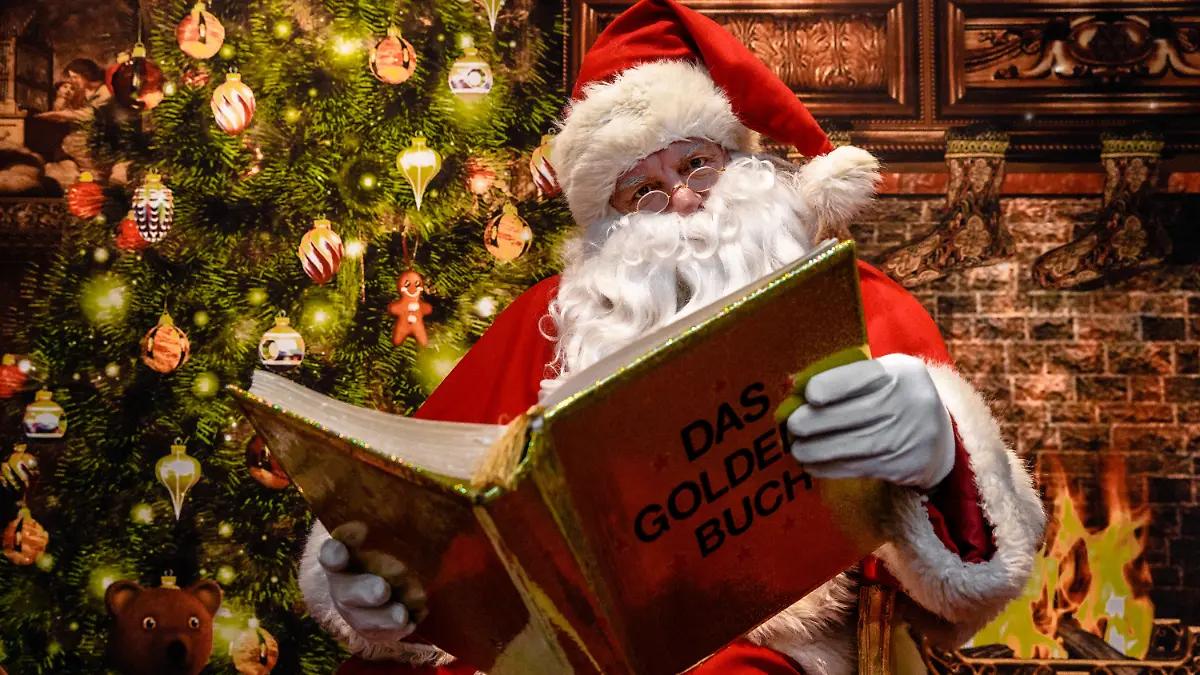 Theo Lorenzen, der nach eigener Aussage einzige Weihnachtsmann Schleswig-Holsteins mit «Ehrenkodex-Gütesiegel» sitzt am 20.12.2017 in Husum (Schleswig-Holstein) im Husumer Weihnachtshaus. Foto: Markus Scholz/dpa +++(c) dpa - Bildfunk+++