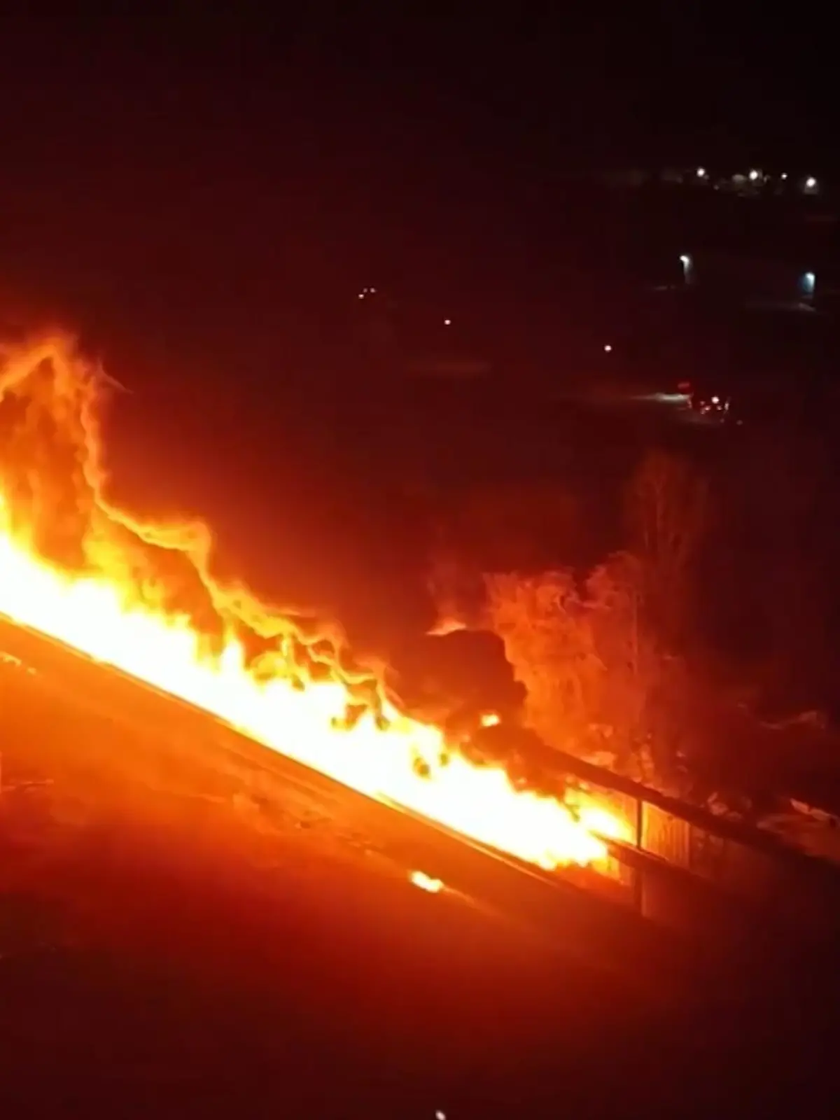 Ein Zug mit 150 Waggons geht mitten in einem kleinen Dorf in Flammen auf – den Anwohnern droht Lebensgefahr! Vergangenen Freitag (3. Februar) entgleiste ein Güterzug im US-Bundesstaat Ohio; nahe der Grenze zu Pennsylvania. Die Beamten haben die Einwohner rund um die Unfallstelle evakuiert. In manchen Waggons befanden sich nämlich gefährliche Schadstoffe, die durch eine Explosion hätten freigesetzt werden können. Das Inferno sehen sie im Video!