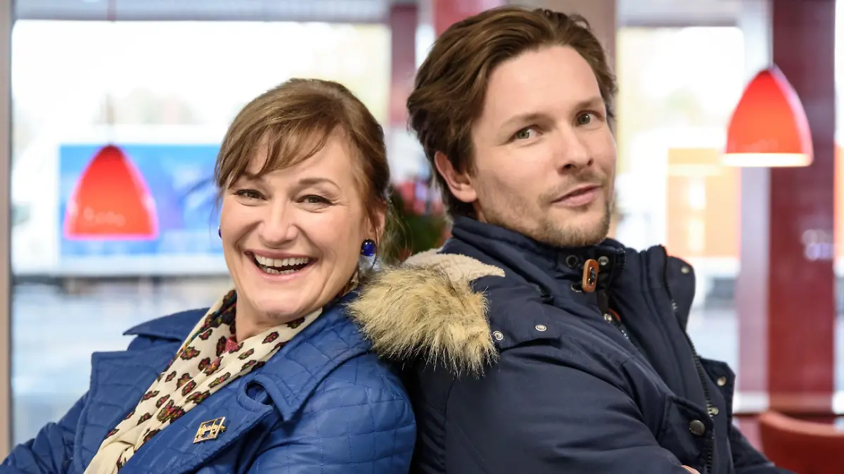Sind ein gutes Team: Der frischgebackene Pflichtverteidiger Hannes Beck (Bert Tischendorf) und seine vorlaute Putzfrau Yasmina (Andreja Schneider).