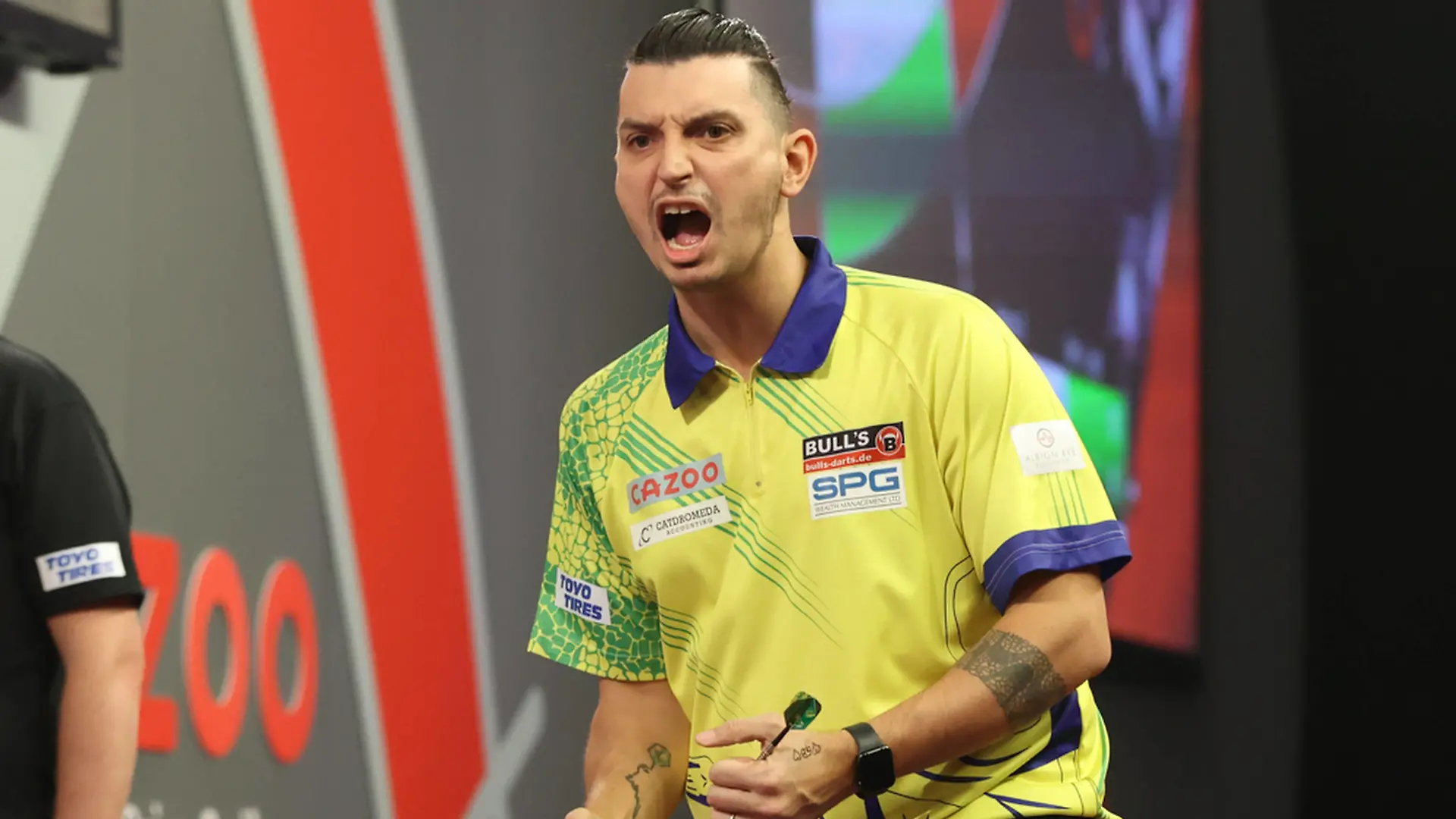 17/12/2022. PDC World Darts Championship Diogo Portela hits a double and wins the second set during the PDC World Darts Championship at Alexandra Palace, London, United Kingdom on 17 December 2022. Editorial use only PUBLICATIONxNOTxINxUK , Copyright: xShanexHealeyx PSI-16510-0072