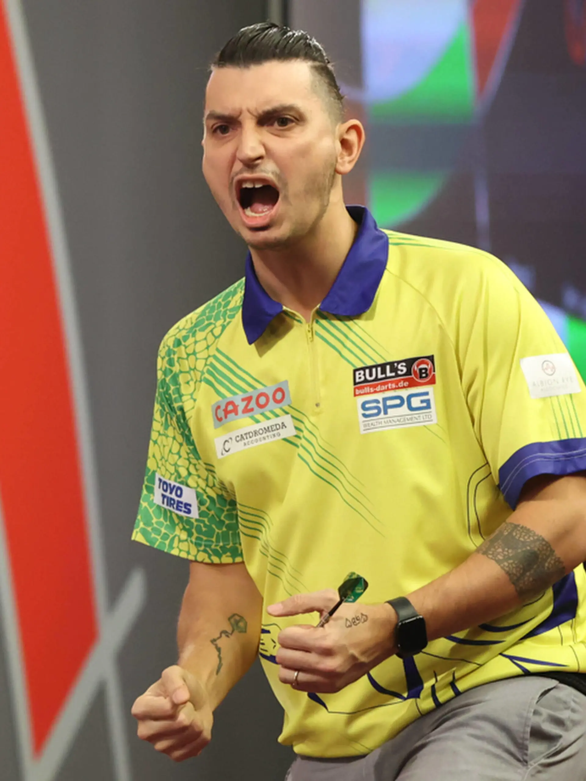  17/12/2022. PDC World Darts Championship Diogo Portela hits a double and wins the second set during the PDC World Darts Championship at Alexandra Palace, London, United Kingdom on 17 December 2022. Editorial use only PUBLICATIONxNOTxINxUK , Copyright: xShanexHealeyx PSI-16510-0072