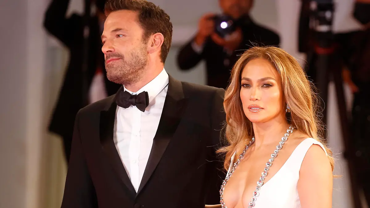  September 10, 2021, Venice, Italy: Ben Affleck and Jennifer Lopez pose at the premiere of The Last Duel during the 78th Venice Film Festival at Palazzo del Cinema on the Lido in Venice, Italy, on 10 September 2021. Photo: Venice Italy - ZUMAm179 20210910_zep_m179_088 Copyright: xAlecxMichaelx