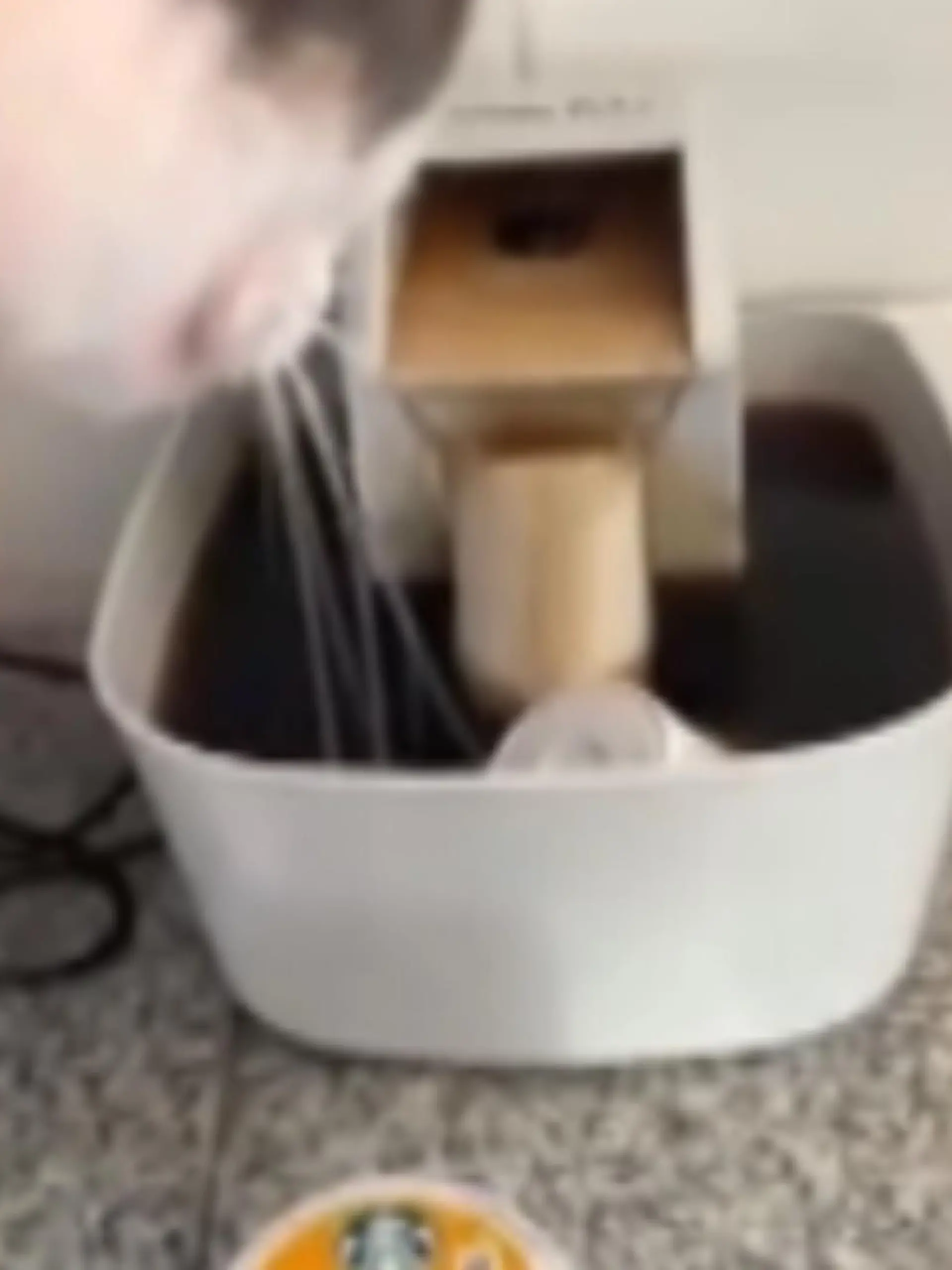 Sidney aus Stockton, Kalifornien traut beim Blick auf die Küchentheke ihren Augen kaum: Der Katzenwasserbrunnen neben der Kaffeemaschine plätschert plötzlich nicht mehr klar, sondern braun! Ihre Katze hat wohl ihre Barista-Fähigkeiten getestet.