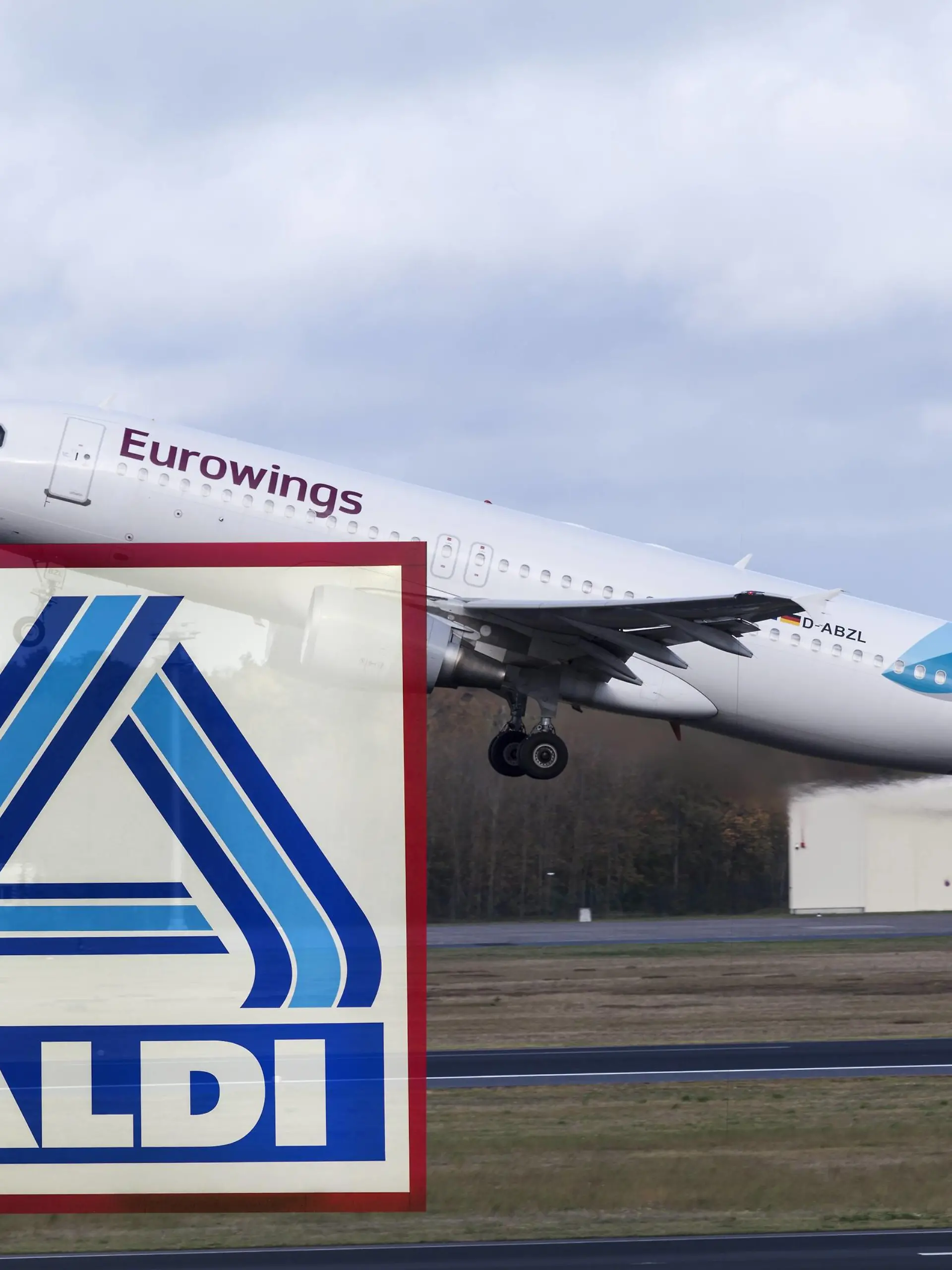 Symbolfoto Flugtickets von Eurowings bei Aldi Symbolfoto Flugtickets von Eurowings bei Aldi *** Symbol photo tickets from Eurowings at Aldi icon photo tickets from Eurowings at Aldi  