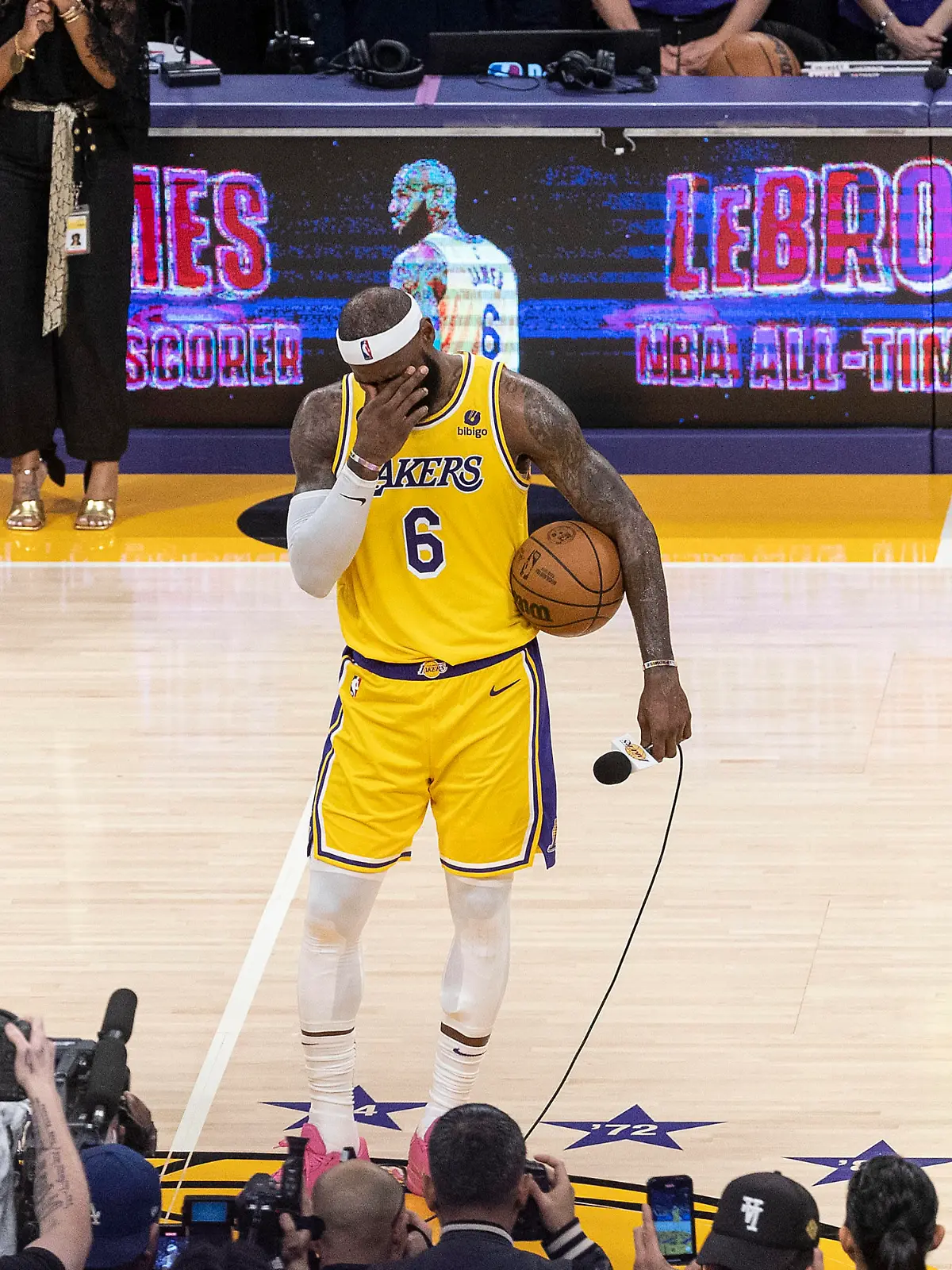 February 7, 2023, Los Angeles, California, USA: LeBron James 6 of the Los Angeles Lakers addresses the audience after breaking the all time scoring record of 38,388 points during their NBA, Basketball Herren, USA game against the Oklahoma City Thunder on Tuesday February 7, 2023 at Crypto.com Arena in Los Angeles, California. JAVIER ROJAS/PI Los Angeles USA - ZUMAp124 20230207_zaa_p124_019 Copyright: xJavierxRojasx