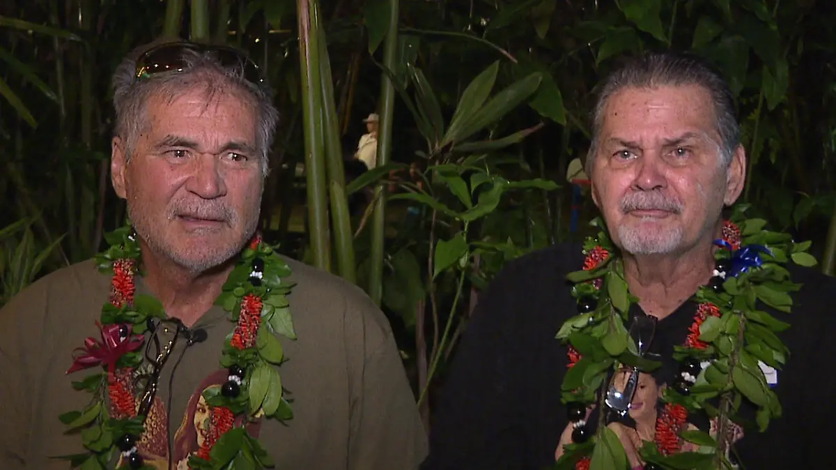 dpatopbilder - Alan Robinson und Walter Macfarlane sprechen am 23.12.2017 in Honolulu (USA) mit Reportern. The beiden Männer kennen sich seit 60 Jahren und wuchsen als beste Freunde in Hawaii auf. Kürzlich erfuhren sie, dass sie Brüder sind. (zu dpa "Überraschung für Freunde nach 60 Jahren: Sie sind Brüder" vom 28.12.2017) Foto: Khon/KHON via AP/dpa +++(c) dpa - Bildfunk+++