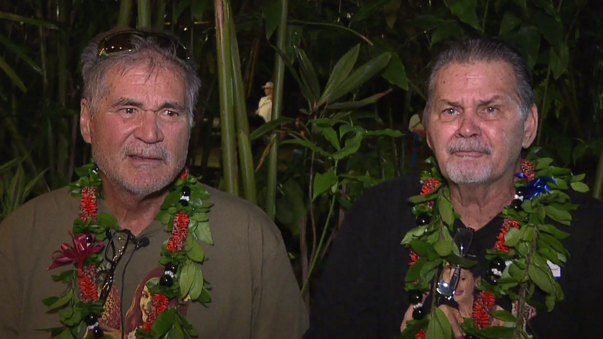 dpatopbilder - Alan Robinson und Walter Macfarlane sprechen am 23.12.2017 in Honolulu (USA) mit Reportern. The beiden Männer kennen sich seit 60 Jahren und wuchsen als beste Freunde in Hawaii auf. Kürzlich erfuhren sie, dass sie Brüder sind. (zu dpa "Überraschung für Freunde nach 60 Jahren: Sie sind Brüder" vom 28.12.2017) Foto: Khon/KHON via AP/dpa +++(c) dpa - Bildfunk+++