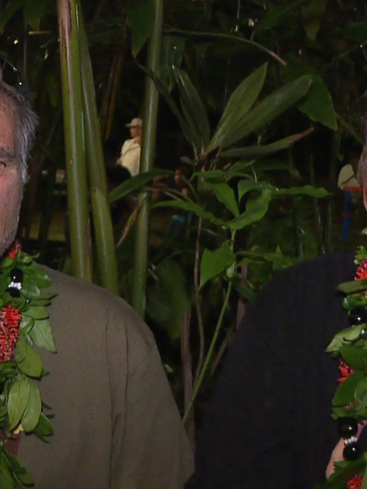 dpatopbilder - Alan Robinson und Walter Macfarlane sprechen am 23.12.2017 in Honolulu (USA) mit Reportern. The beiden Männer kennen sich seit 60 Jahren und wuchsen als beste Freunde in Hawaii auf. Kürzlich erfuhren sie, dass sie Brüder sind. (zu dpa "Überraschung für Freunde nach 60 Jahren: Sie sind Brüder" vom 28.12.2017) Foto: Khon/KHON via AP/dpa +++(c) dpa - Bildfunk+++