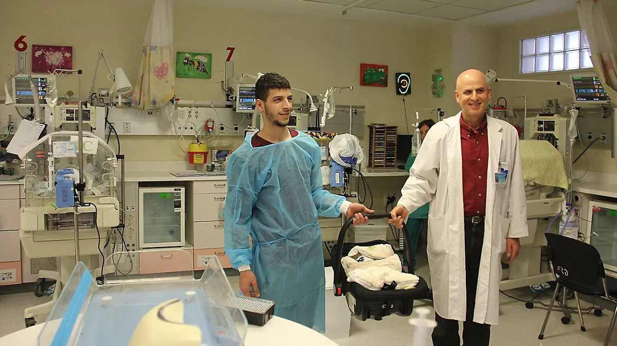 HANDOUT - Der 22-Jährige Mohammed (l) mit seinem ersten Kind, einem Jungen, und Professor David Mankura vom Hadassah-Krankenhaus in Jerusalem (Israel), aufgenommen am 28.12.2017. Nachdem Mohammeds Mutter mit 38 Großmutter geworden ist, hat sie selbst wenige Stunden später Drillinge zur Welt gebracht. (zu dpa «38-Jährige aus Jerusalem wird Großmutter und bekommt Drillinge» vom 28.12.2017) ACHTUNG: Verwendung nur für redaktionelle Zwecke im Zusammenhang mit der aktuellen Berichterstattung über den genannten Film und nur bei Urheber-Nennung Foto: Dovrut Hadassah/Hadassah-Krankenhaus /dpa +++(c) dpa - Bildfunk+++