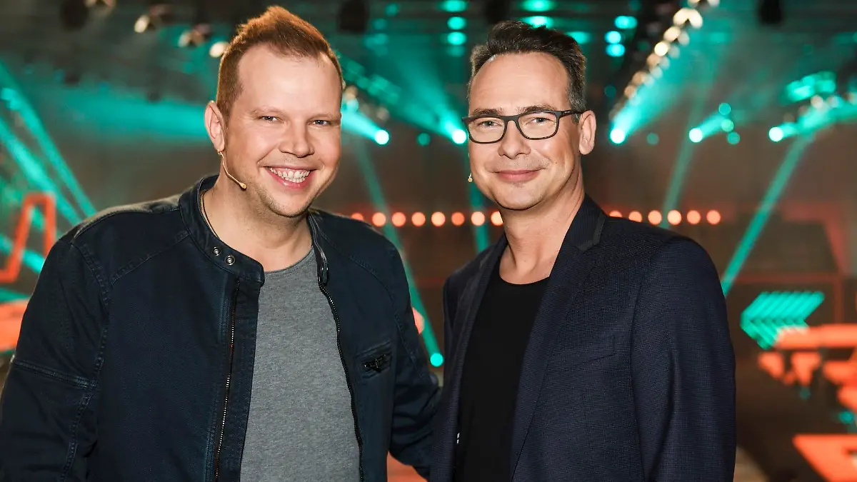Wolff-Christoph Fuss präsentiert an der Seite von Moderator Matthias Opdenhövel (r.) die neue Physical-Game-Show "Big Bounce _ Die Trampolinshow".