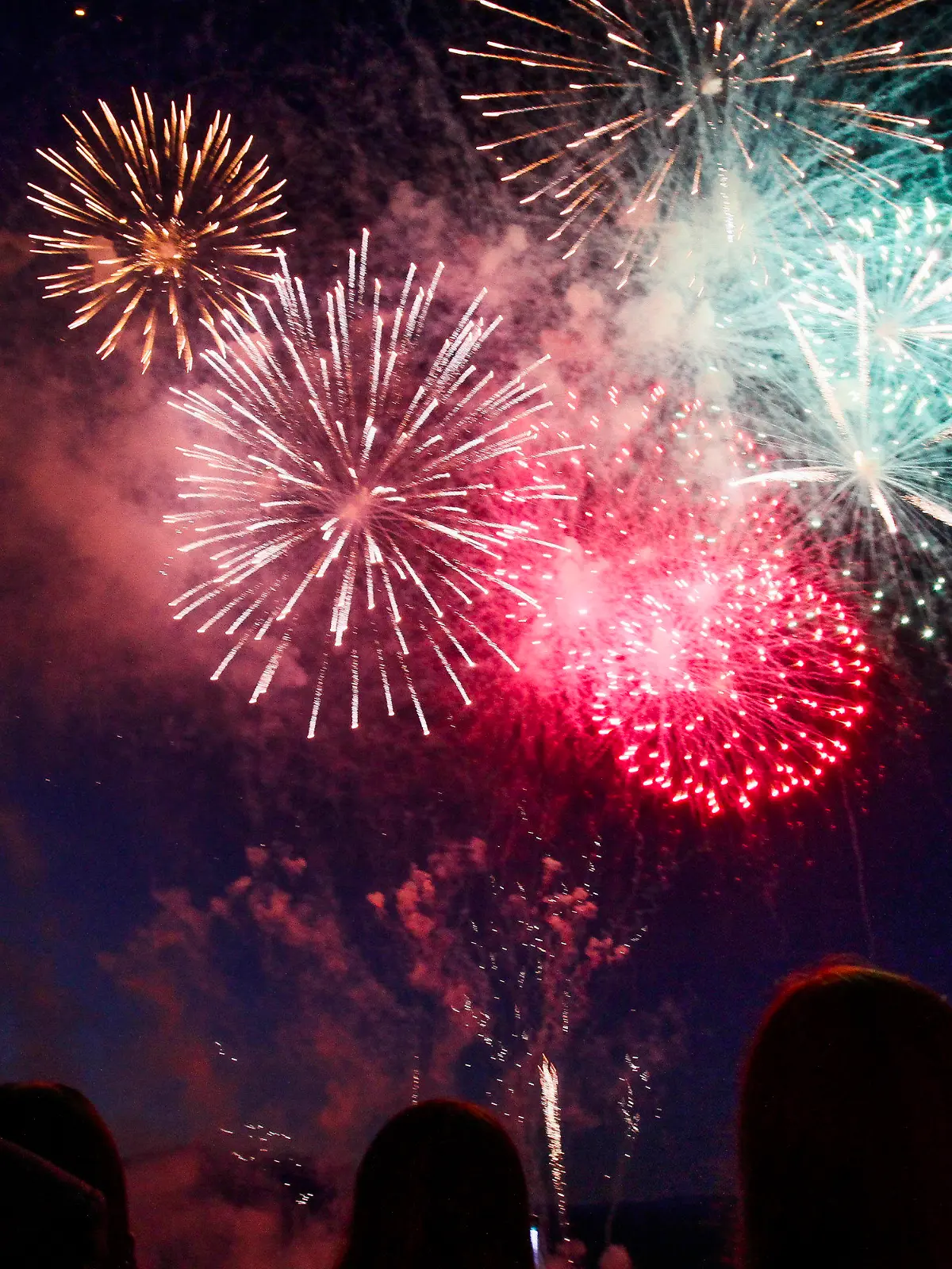 Feuerwerk leuchtet in der Nacht zum 29.12.2017 vor der Küste in Valparaiso (Chile). Die Stadt, die zu Silvester ein Feuerwerk-Spektakel plant, hat die ersten Proben gemacht. Foto: Yvo Salinas/Agencia Uno/dpa +++(c) dpa - Bildfunk+++