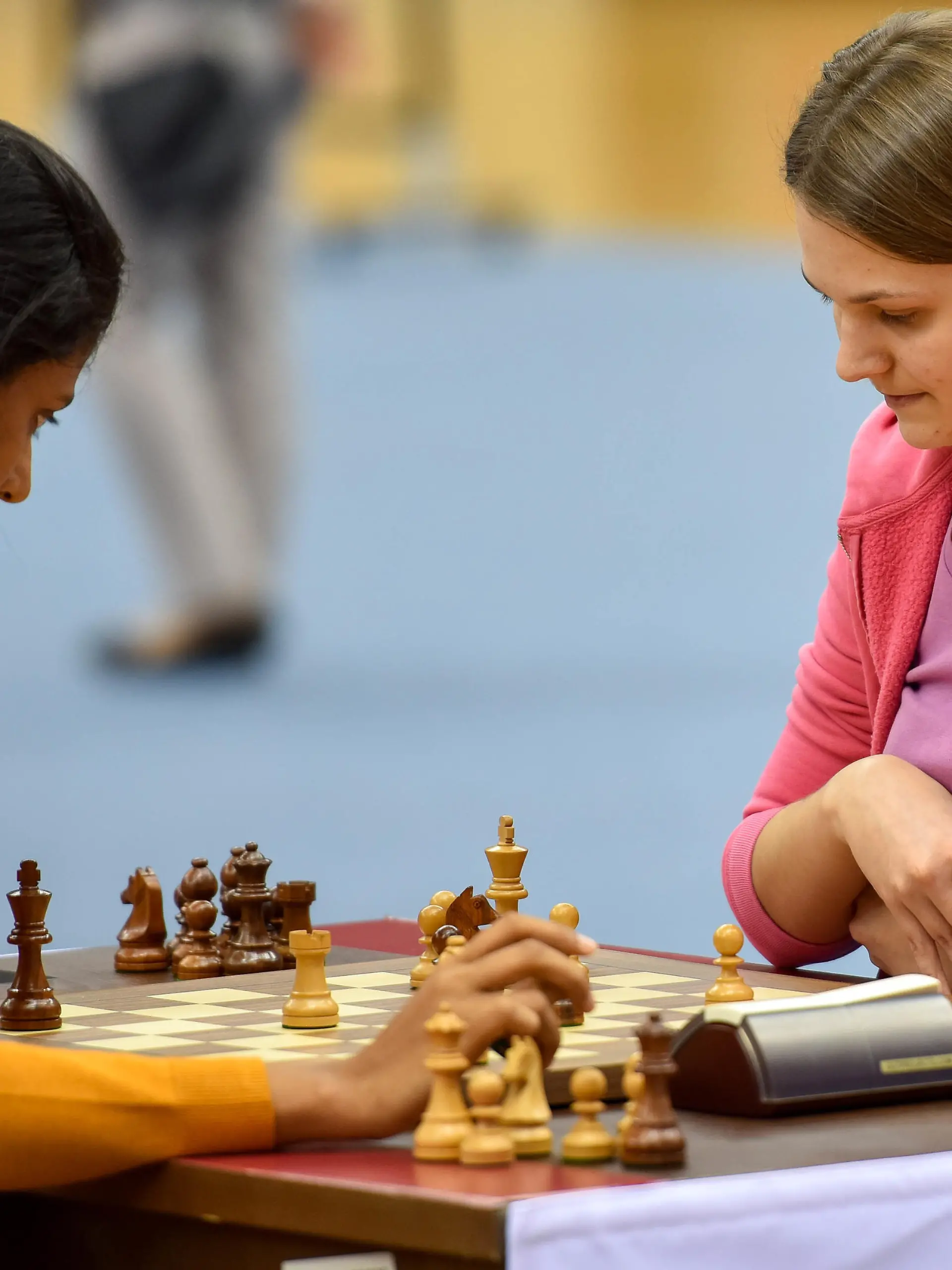 (161230) -- DOHA, Dec. 30, 2016 () -- Anna Muzychuk (R) of Ukraine plays against Harika Dronavalli of India during day one the 9th round of FIDE Women World Blitz Championship 2016 in Doha, capital of Qatar, on Dec. 29, 2016. (/Nikku) |