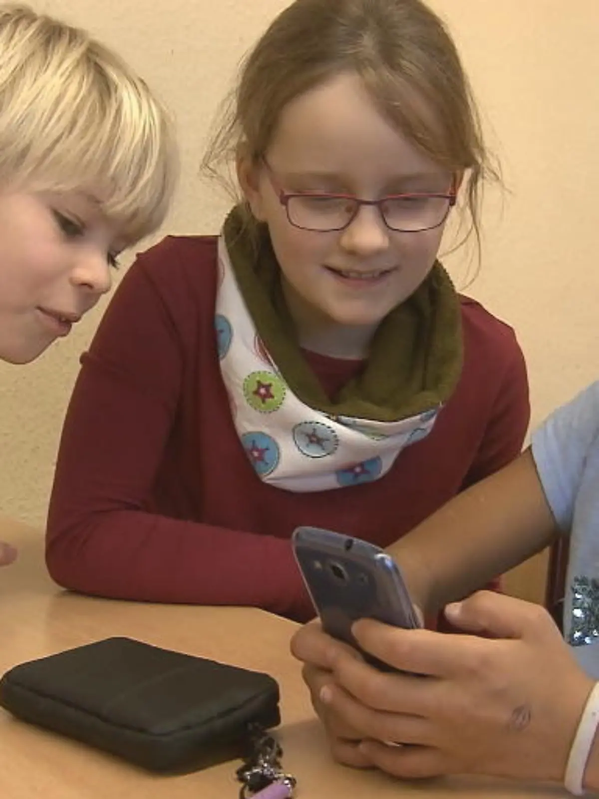 Bild zu: "Ab wann das eigene Smartphone für Kids?"