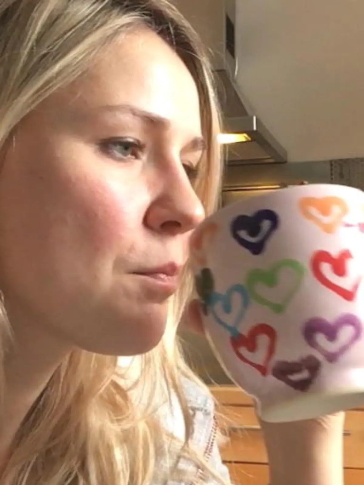 Bild zu: "Frau trinkt täglich 10 Tassen Kaffee"