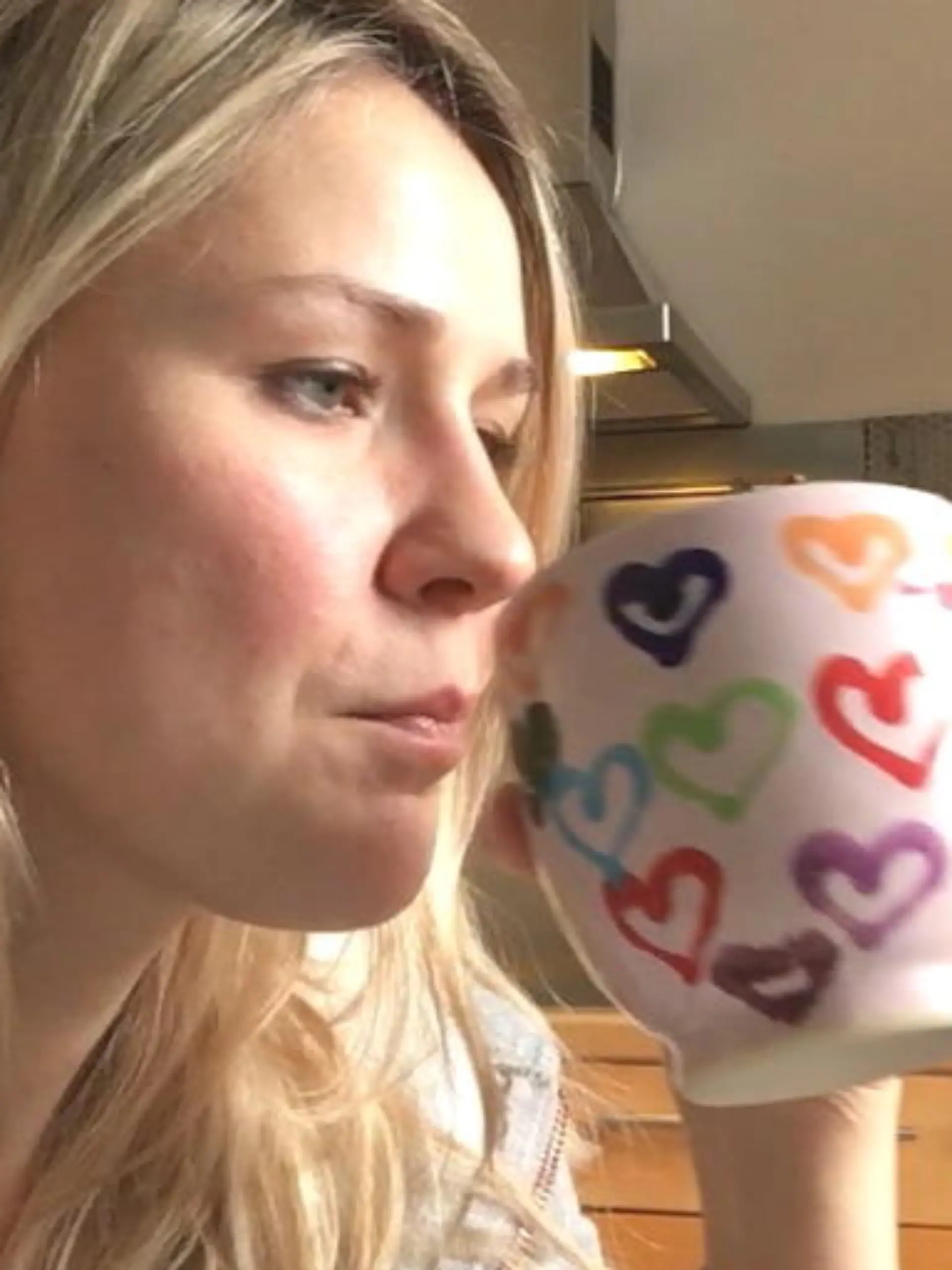 Bild zu: "Frau trinkt täglich 10 Tassen Kaffee"