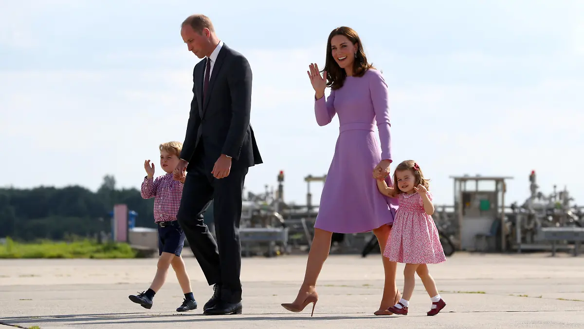 ARCHIV - Der britische Prinz William und seine Frau Herzogin Kate gehen am 21.07.2017 mit ihren Kindern George und Charlotte vor dem Abflug zu einem Flugzeug in Hamburg-Finkenwerder. (zu dpa "Viel los bei den «Königs» in Europa" vom 04.12.2017) Foto: Christian Charisius/dpa/Pool/dpa +++(c) dpa - Bildfunk+++