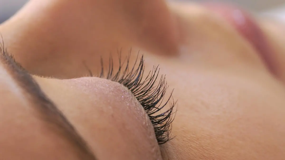 Wimpern verlängern: Mit diesen Lebensmitteln kurbeln Sie das natürliche Wimpernwachstum an.